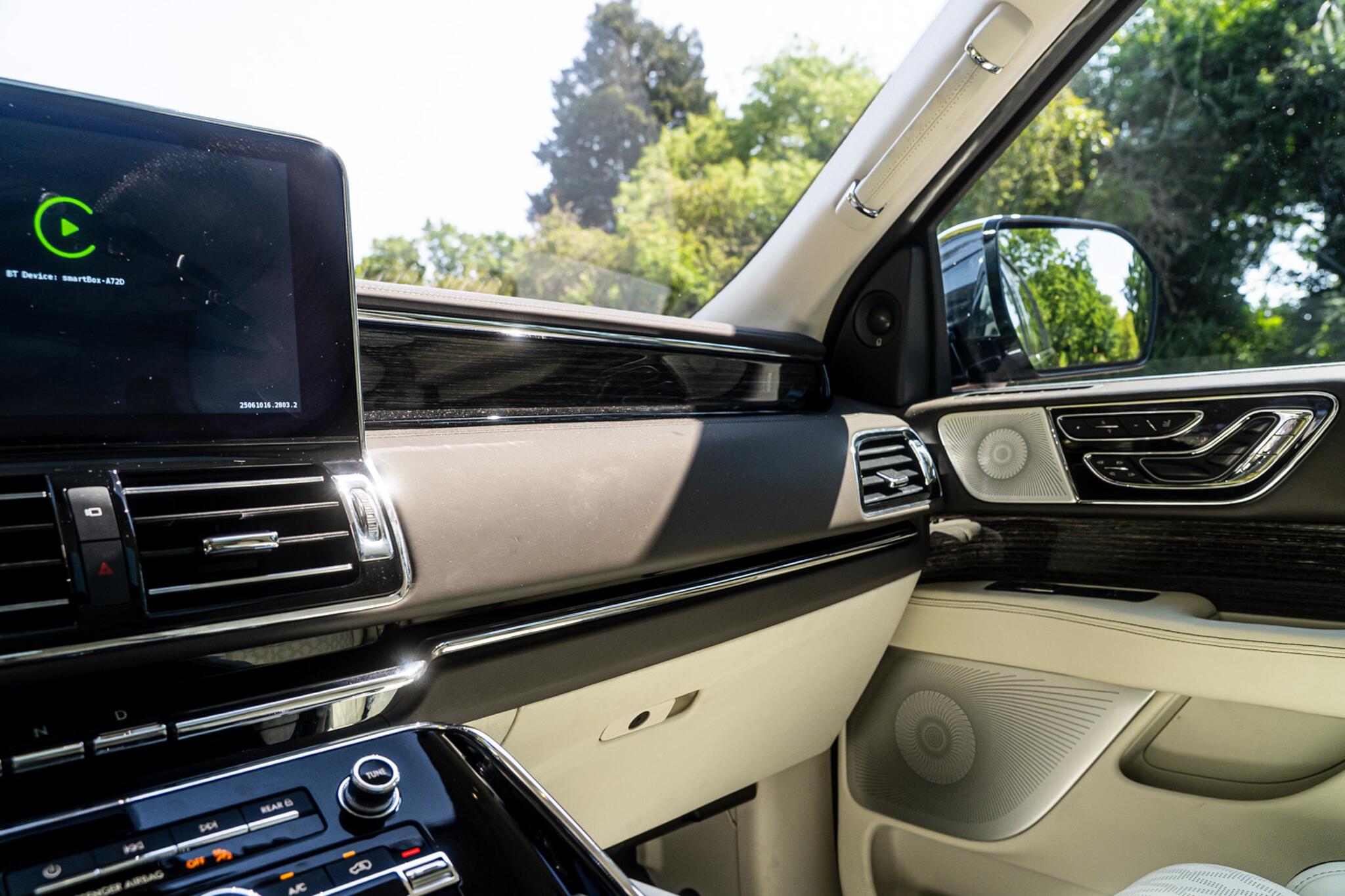 Lincoln Navigator view 8
