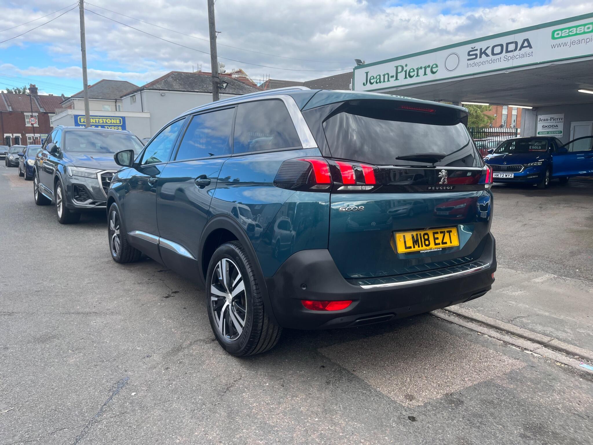 Peugeot 5008 view 4