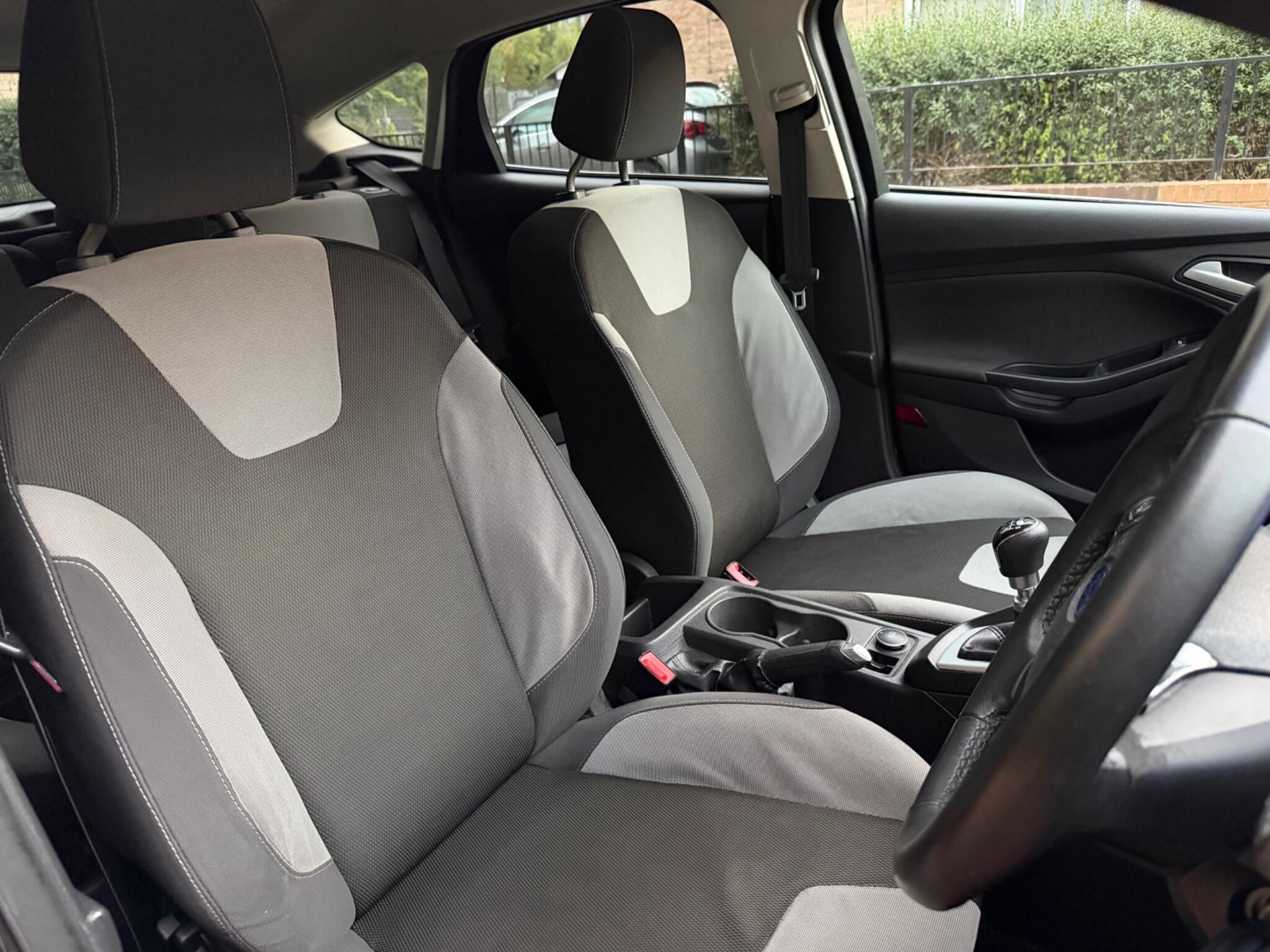 Ford Focus view 22