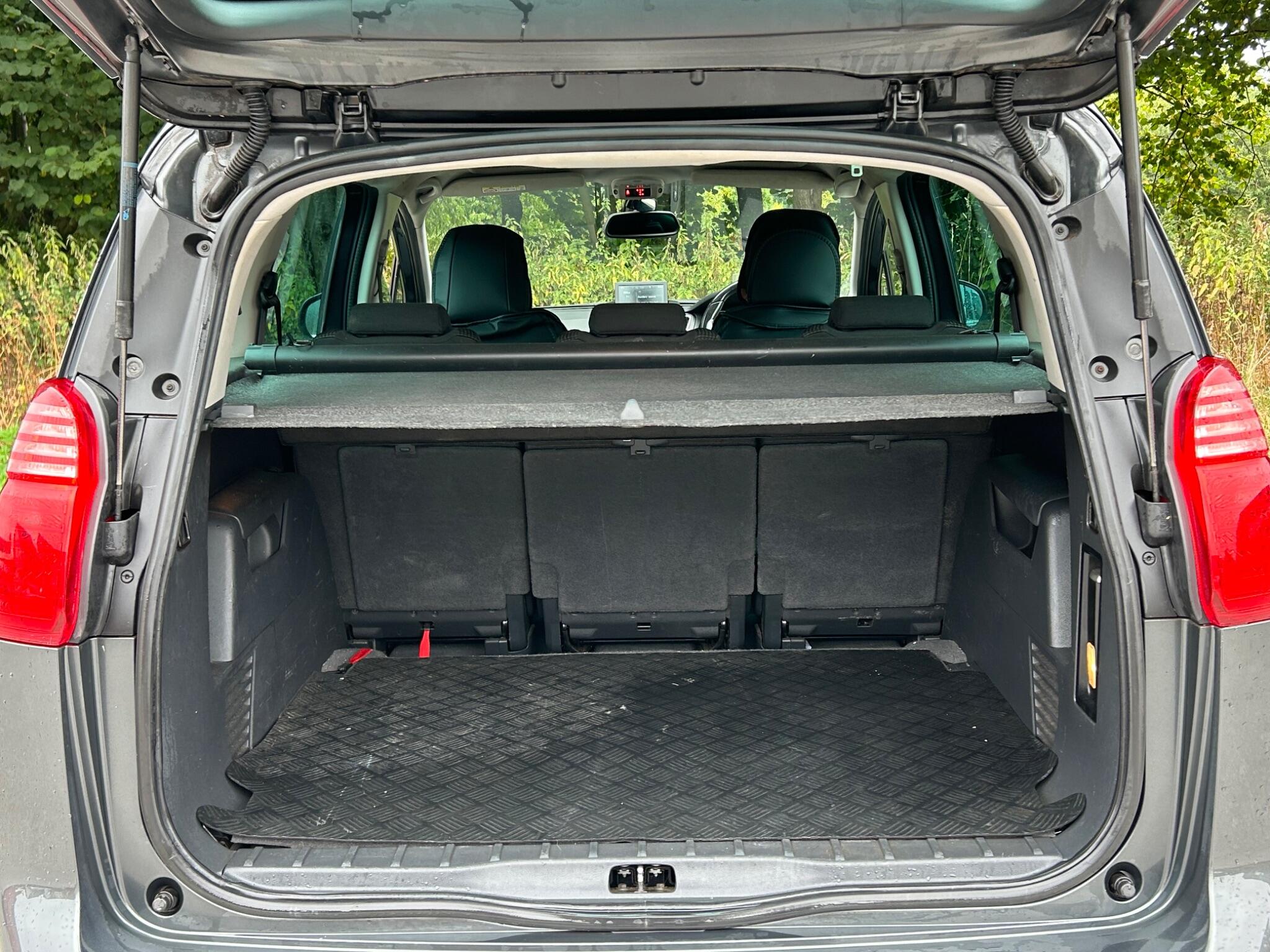 Peugeot 5008 view 45