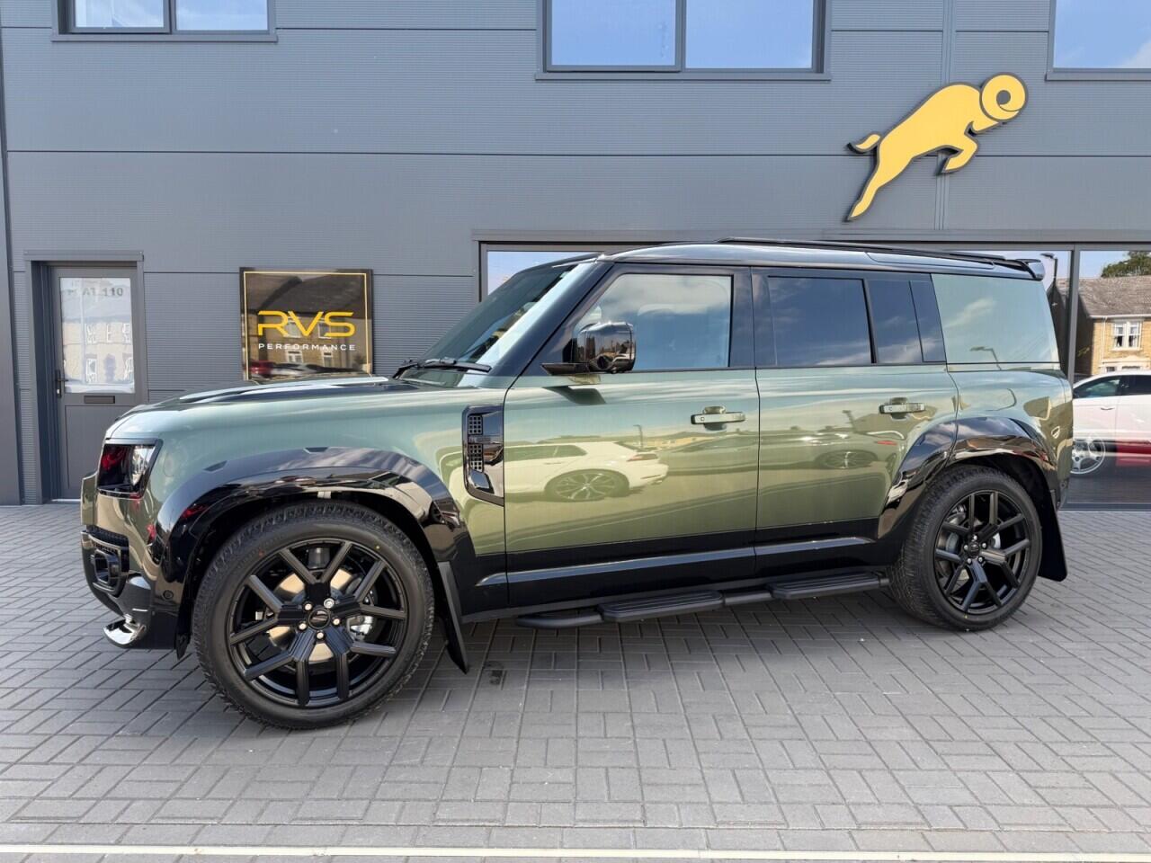 Land Rover Defender 110 view 7