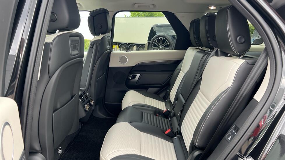 Land Rover Discovery view 4
