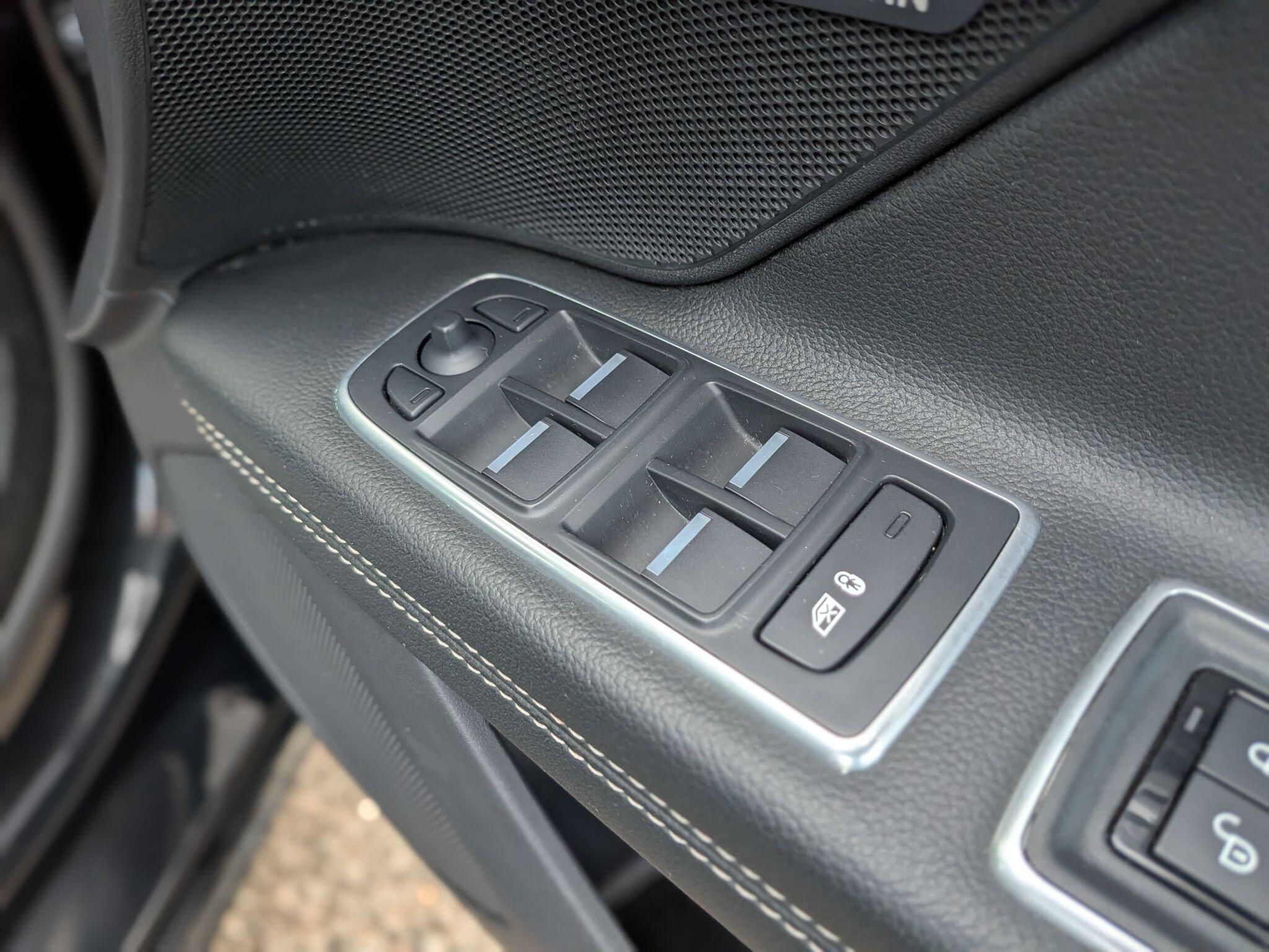 Jaguar XF view 35