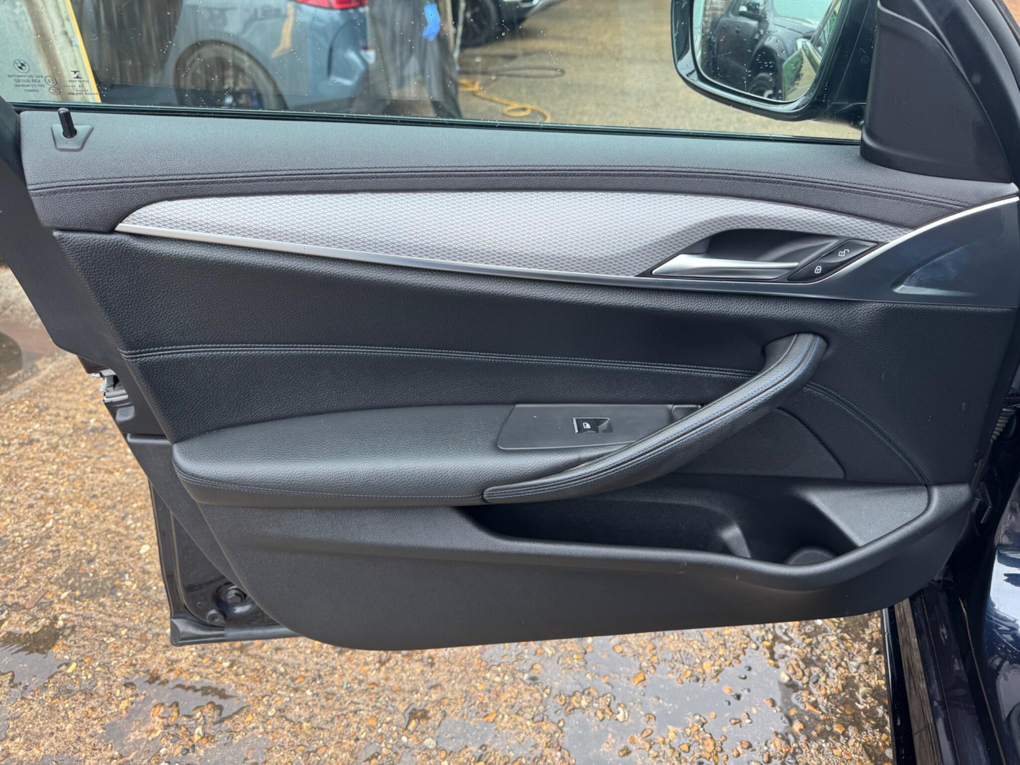 BMW 5 Series view 20