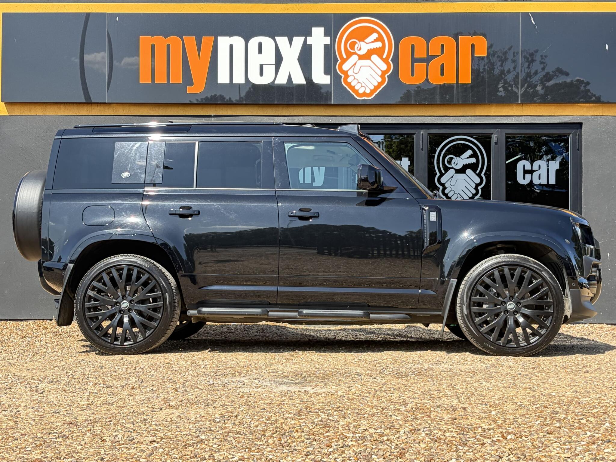 Land Rover Defender 110 view 14