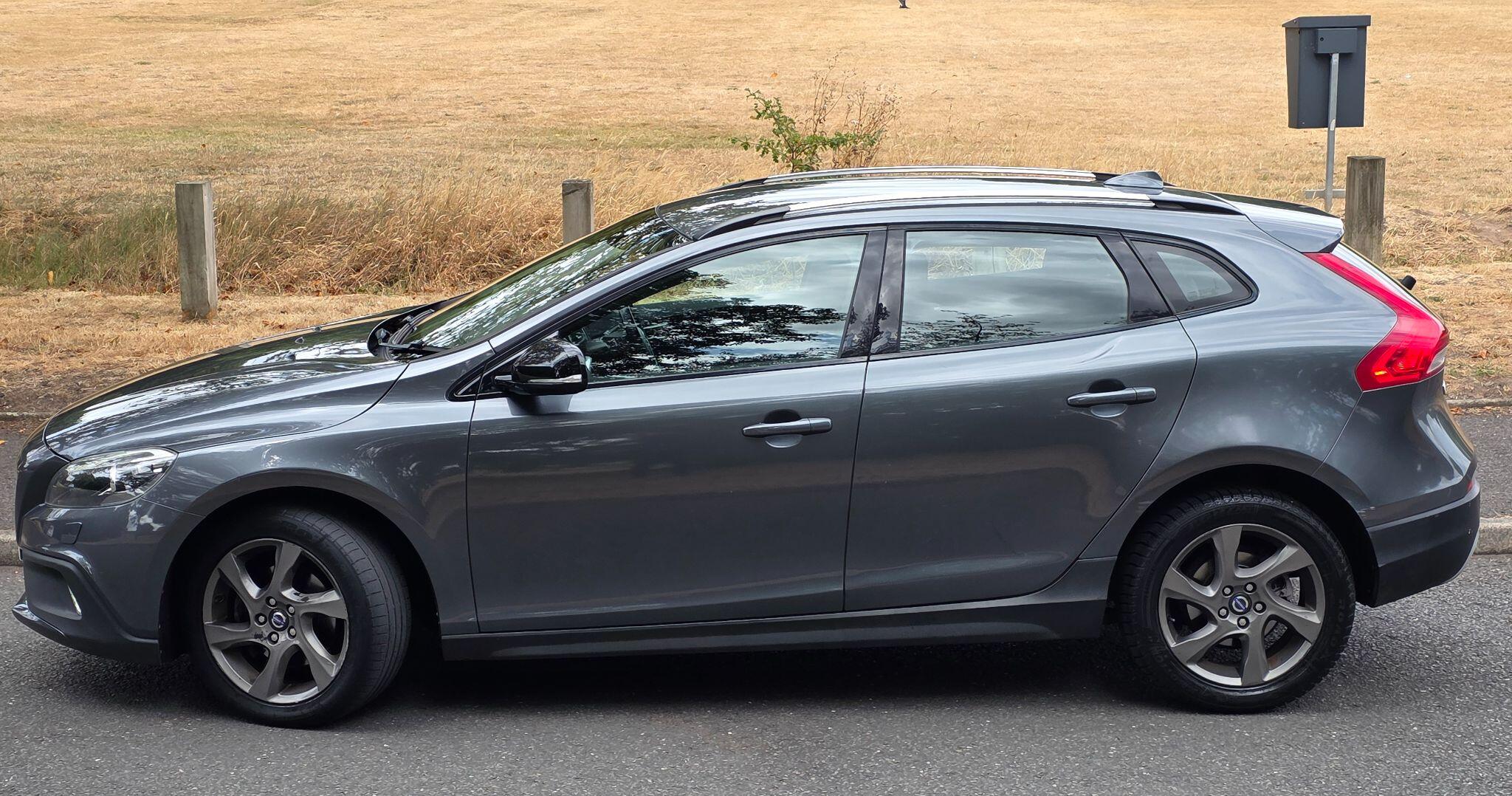 Volvo V40 Cross Country view 22