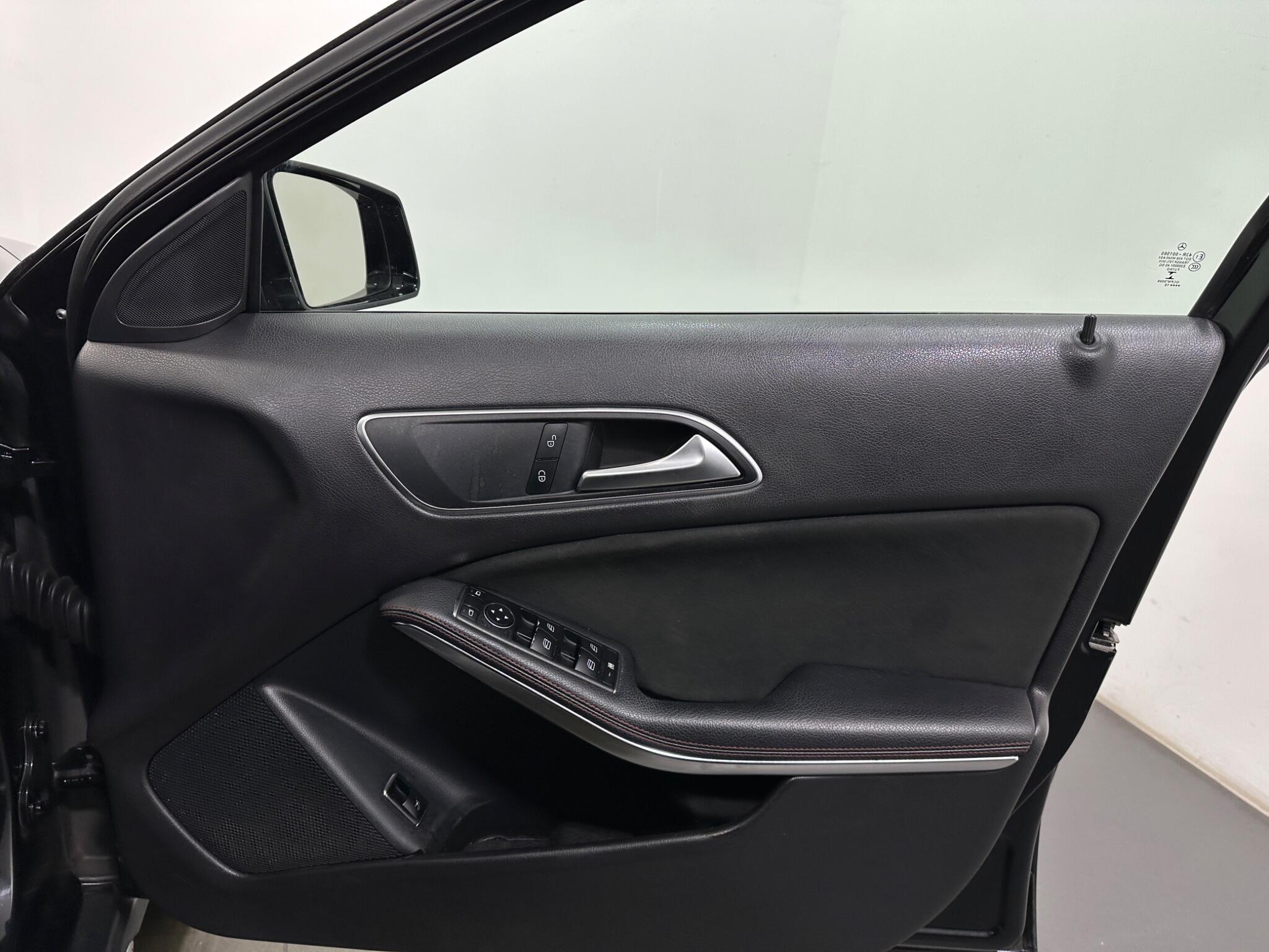 Mercedes-Benz Gla view 34