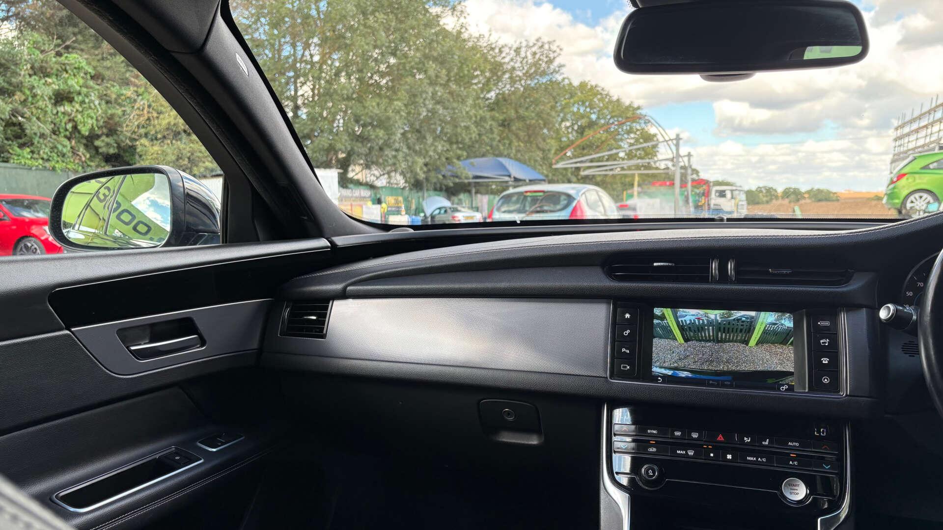 Jaguar XF view 38
