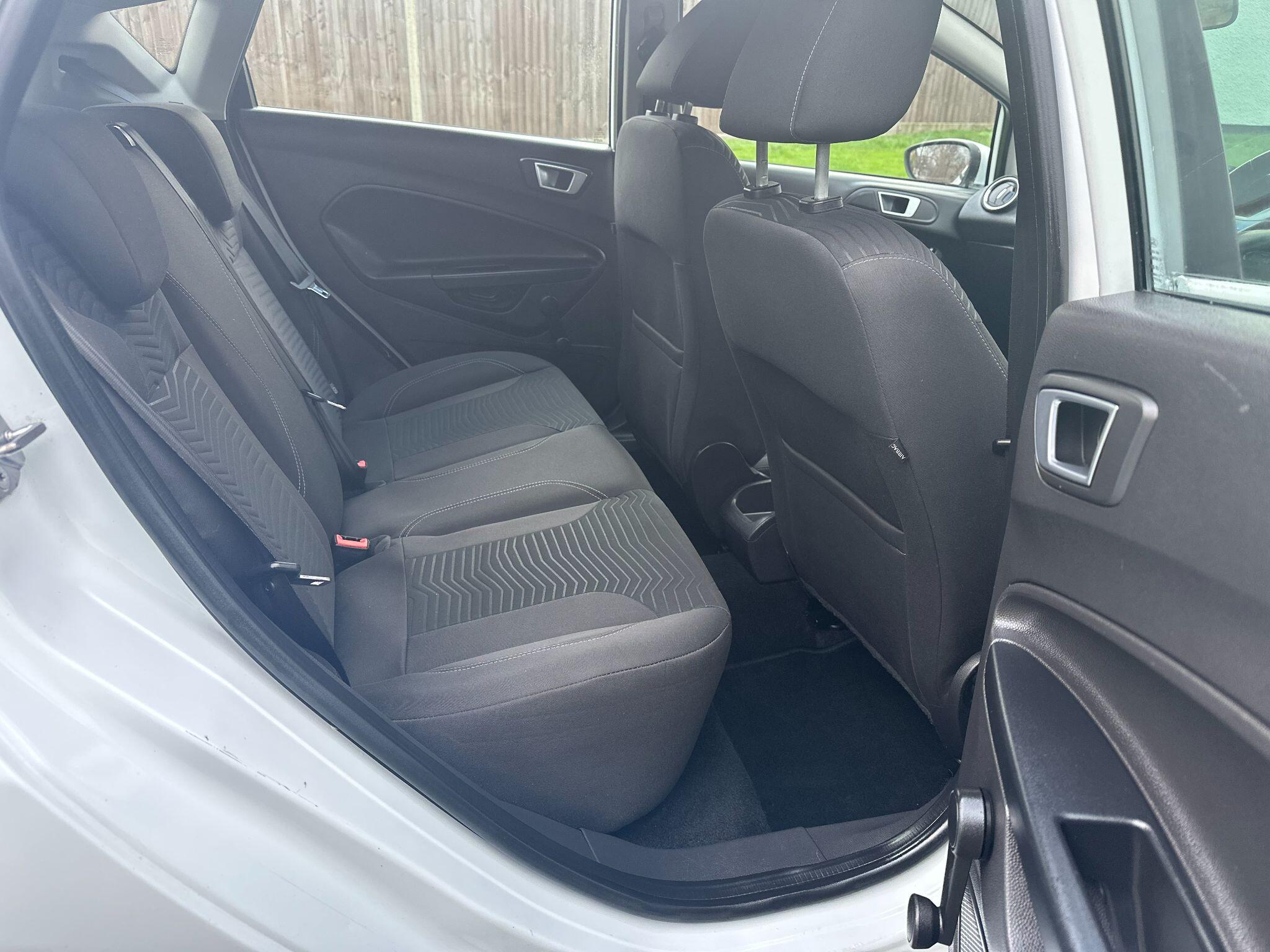 2015 Ford Fiesta image 39