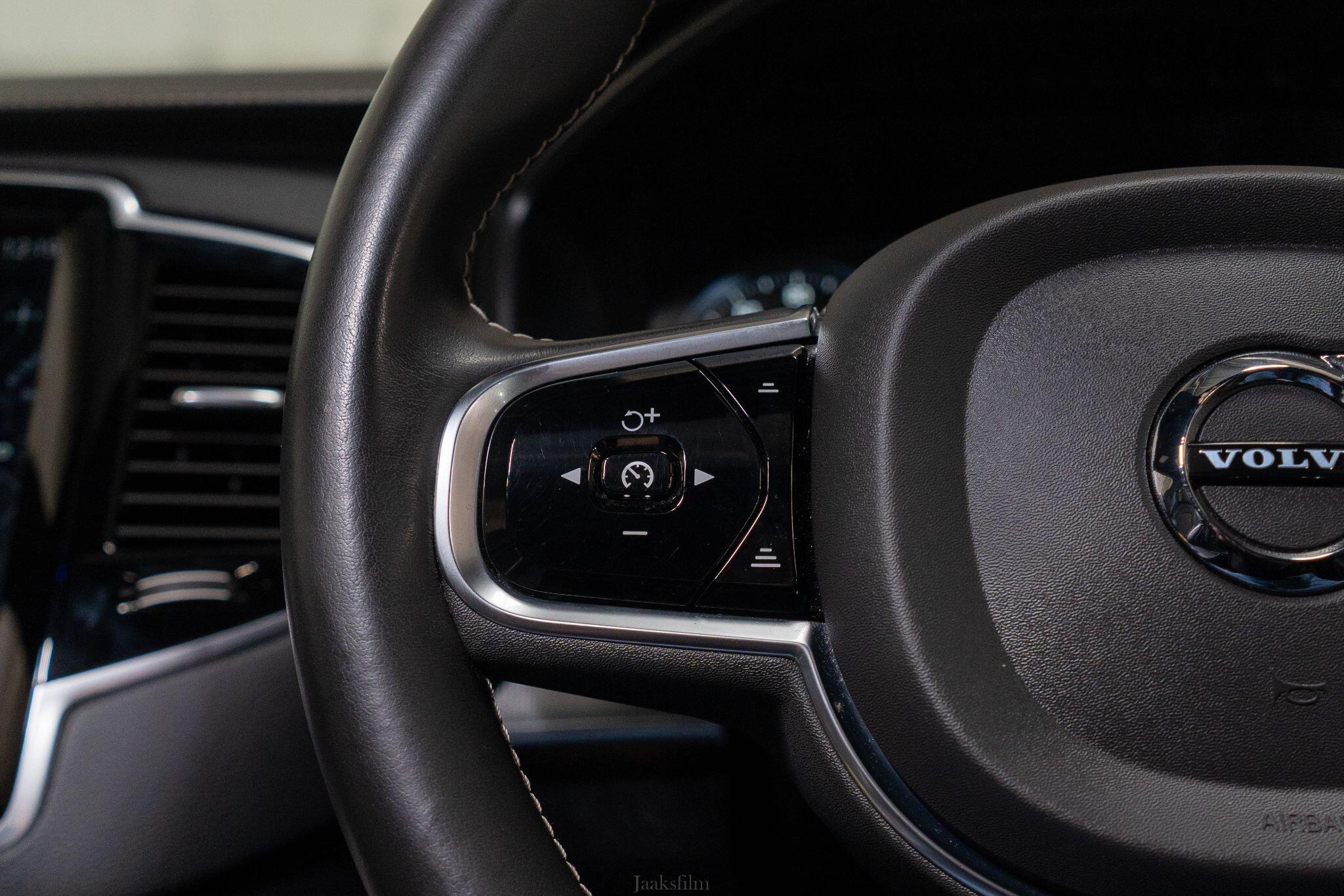Volvo XC90 view 42