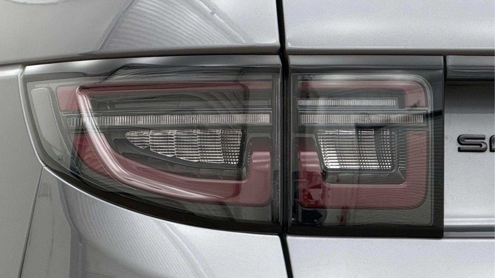 Land Rover Discovery Sport view 19