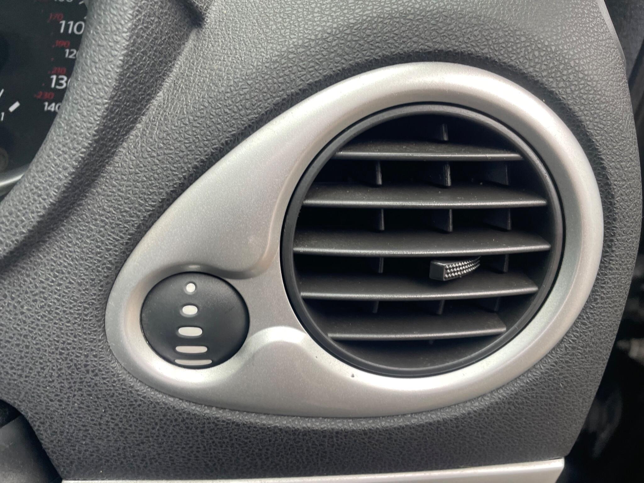2011 Renault Clio image 30