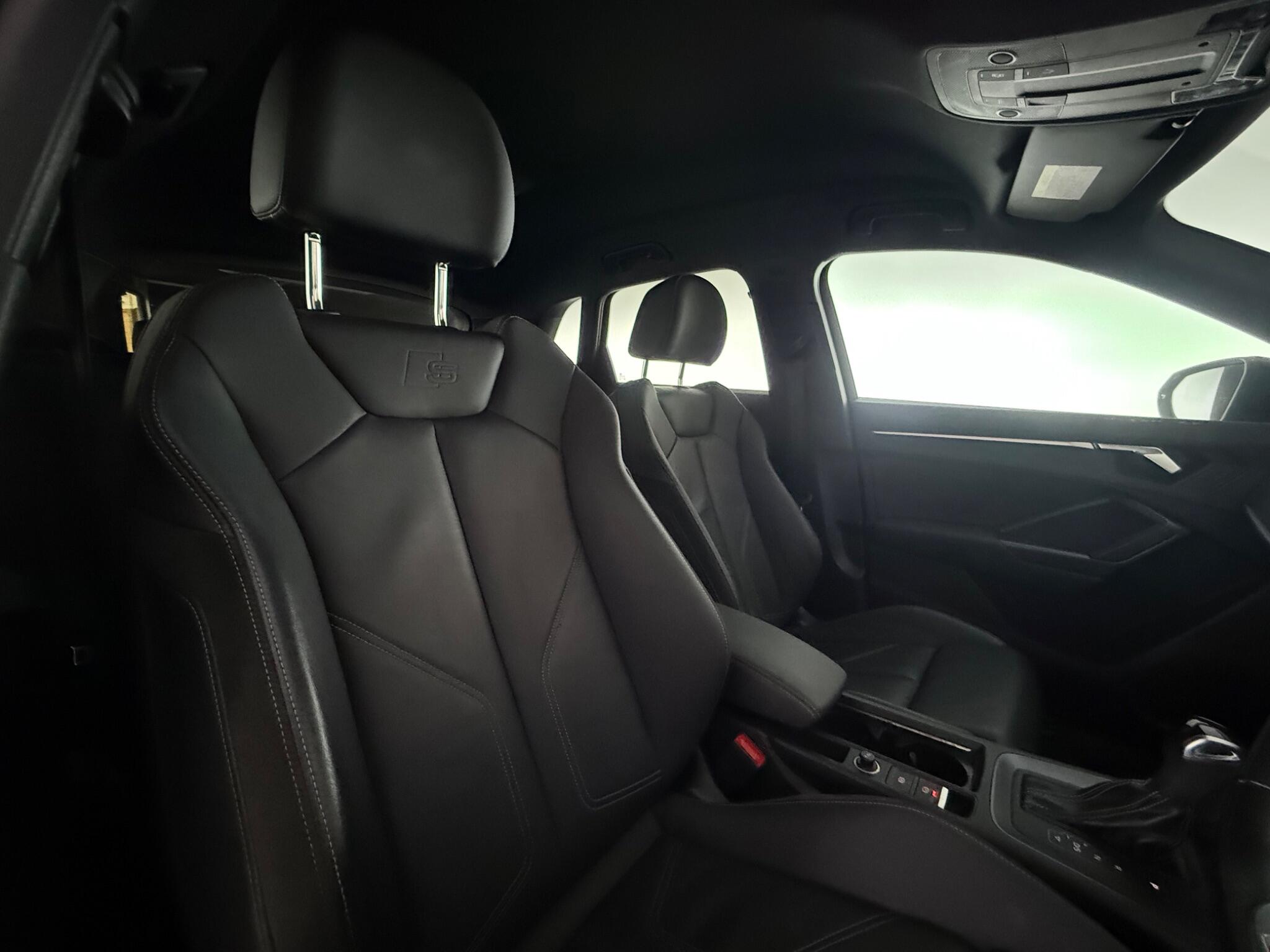 Audi Q3 view 32