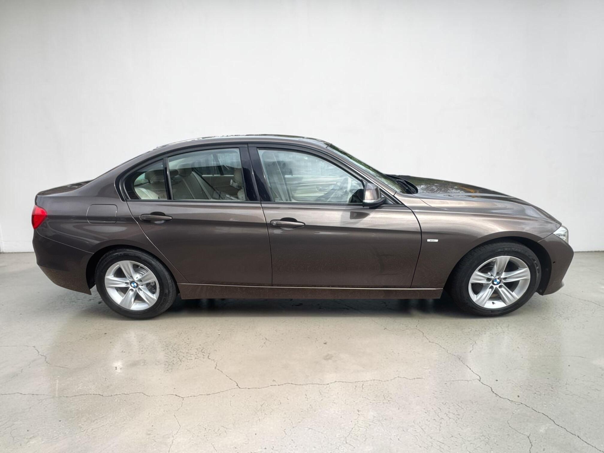 BMW 3 Series view 18
