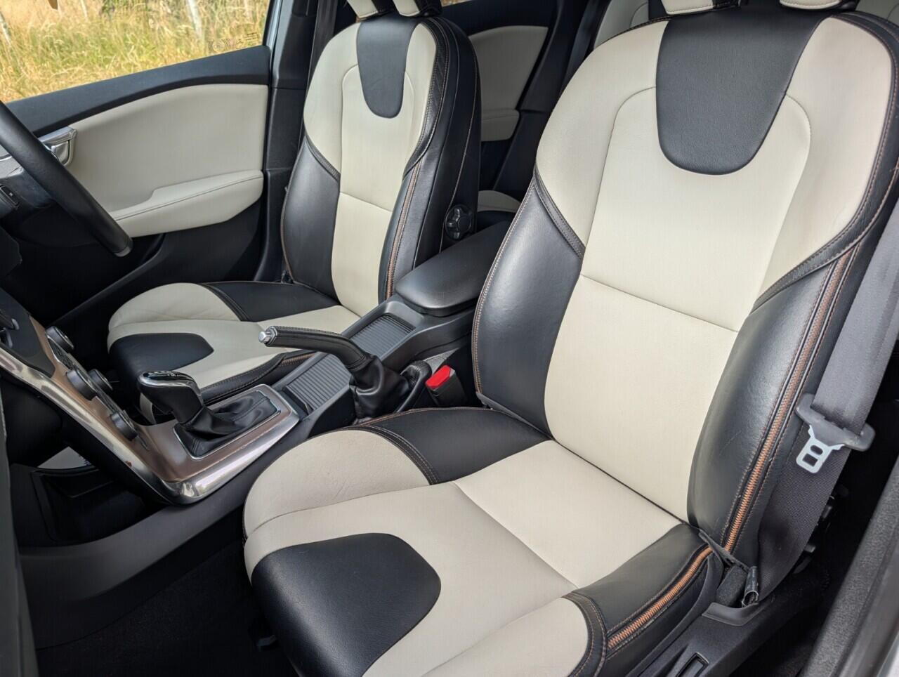 Volvo V40 Cross Country view 27