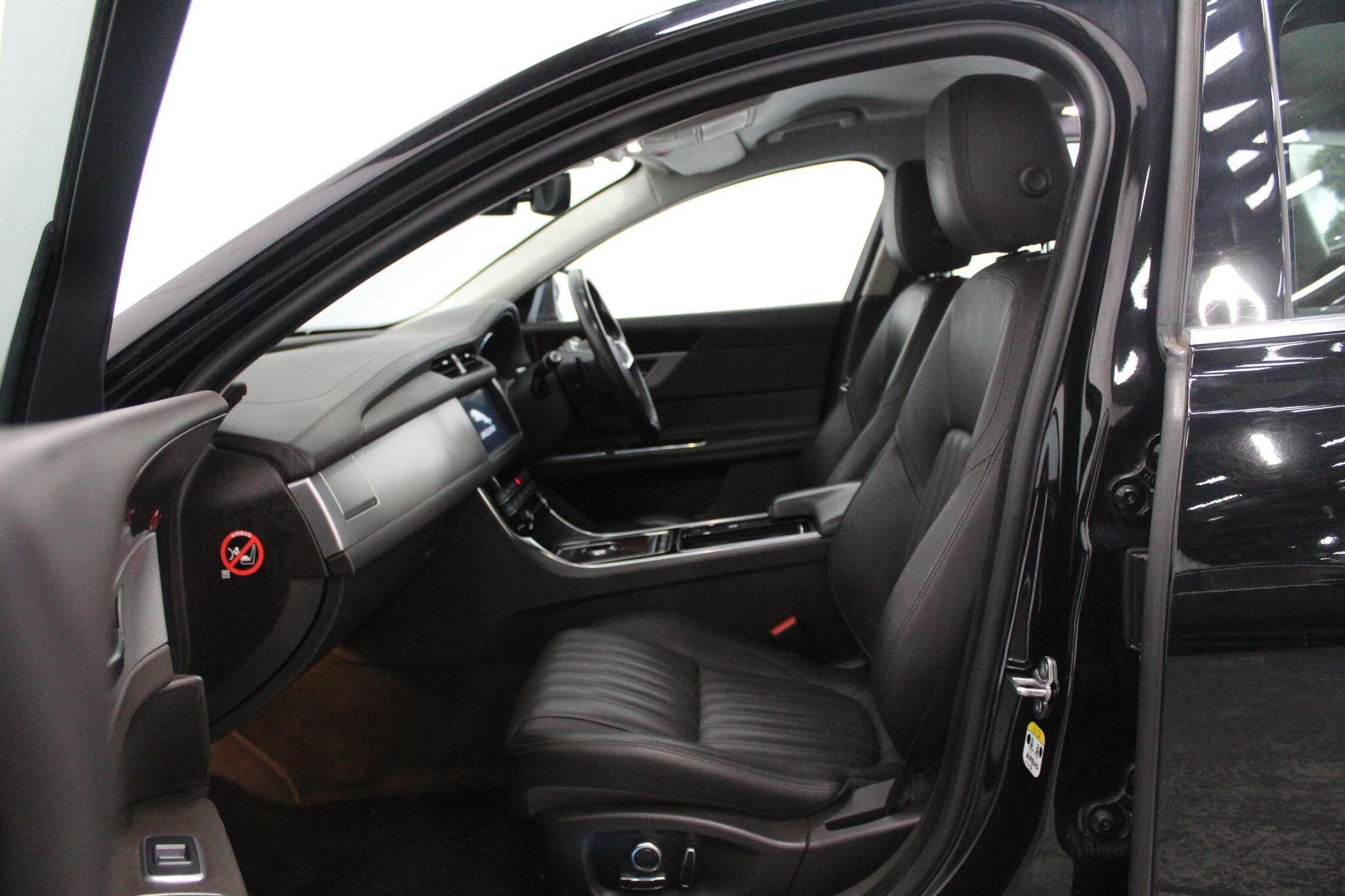 Jaguar XF view 50
