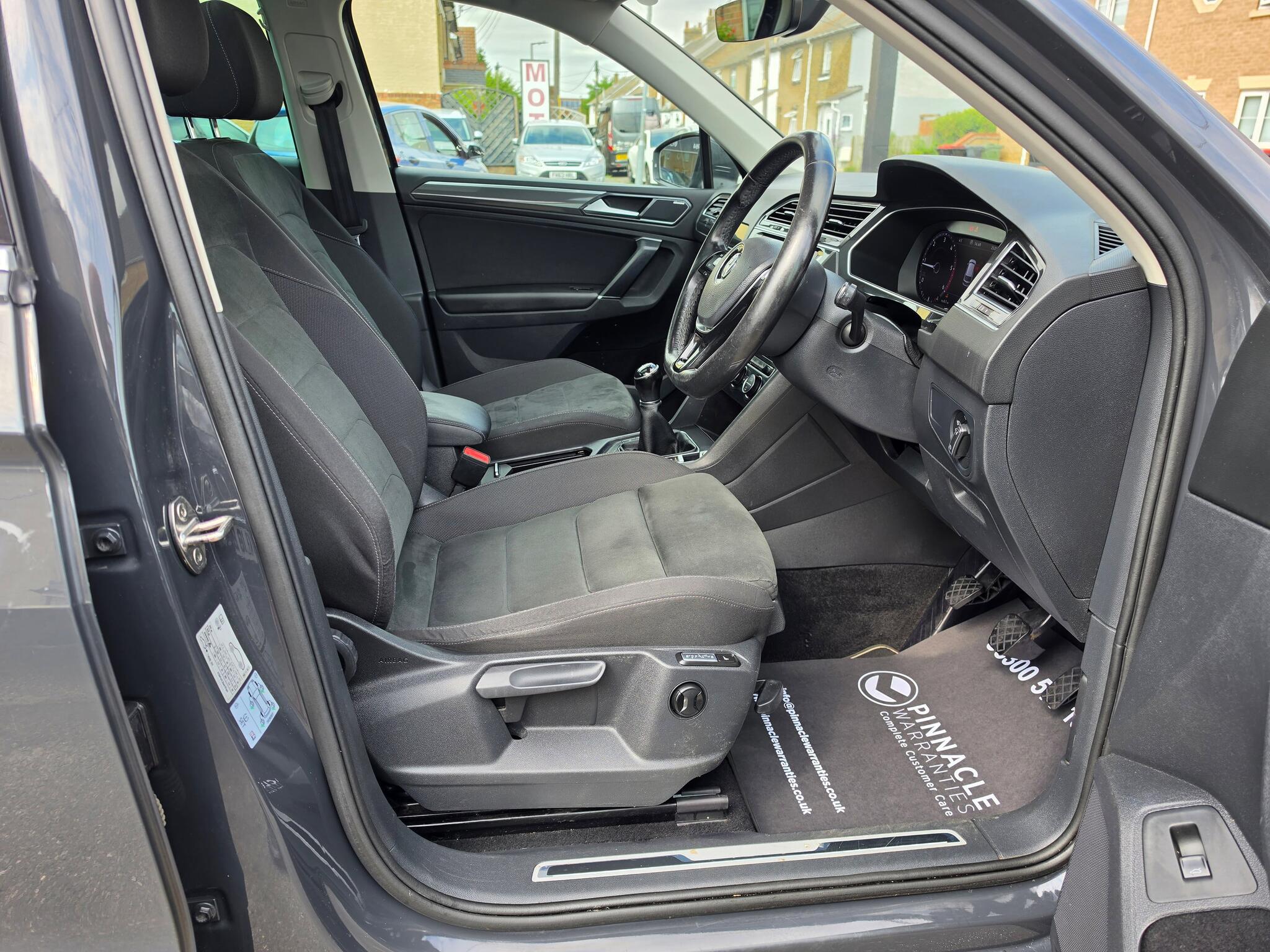 Volkswagen Tiguan view 16