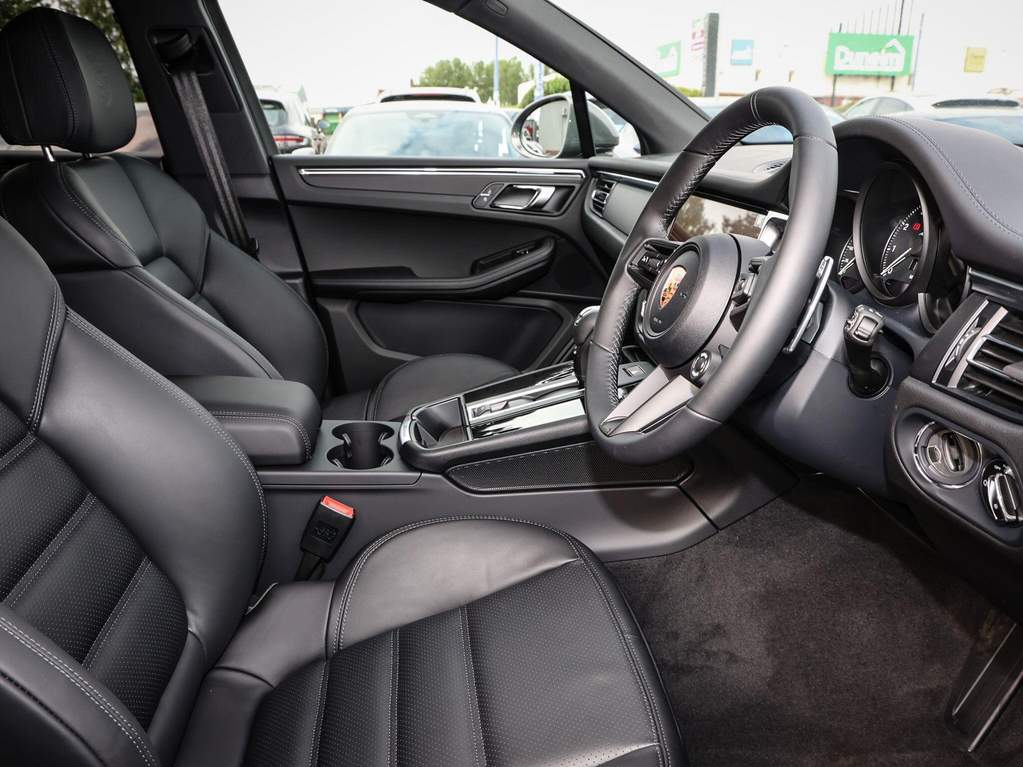 Porsche Macan view 12