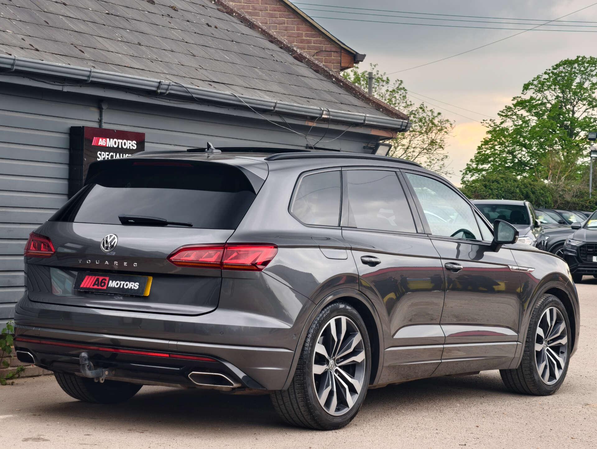 Volkswagen Touareg view 20