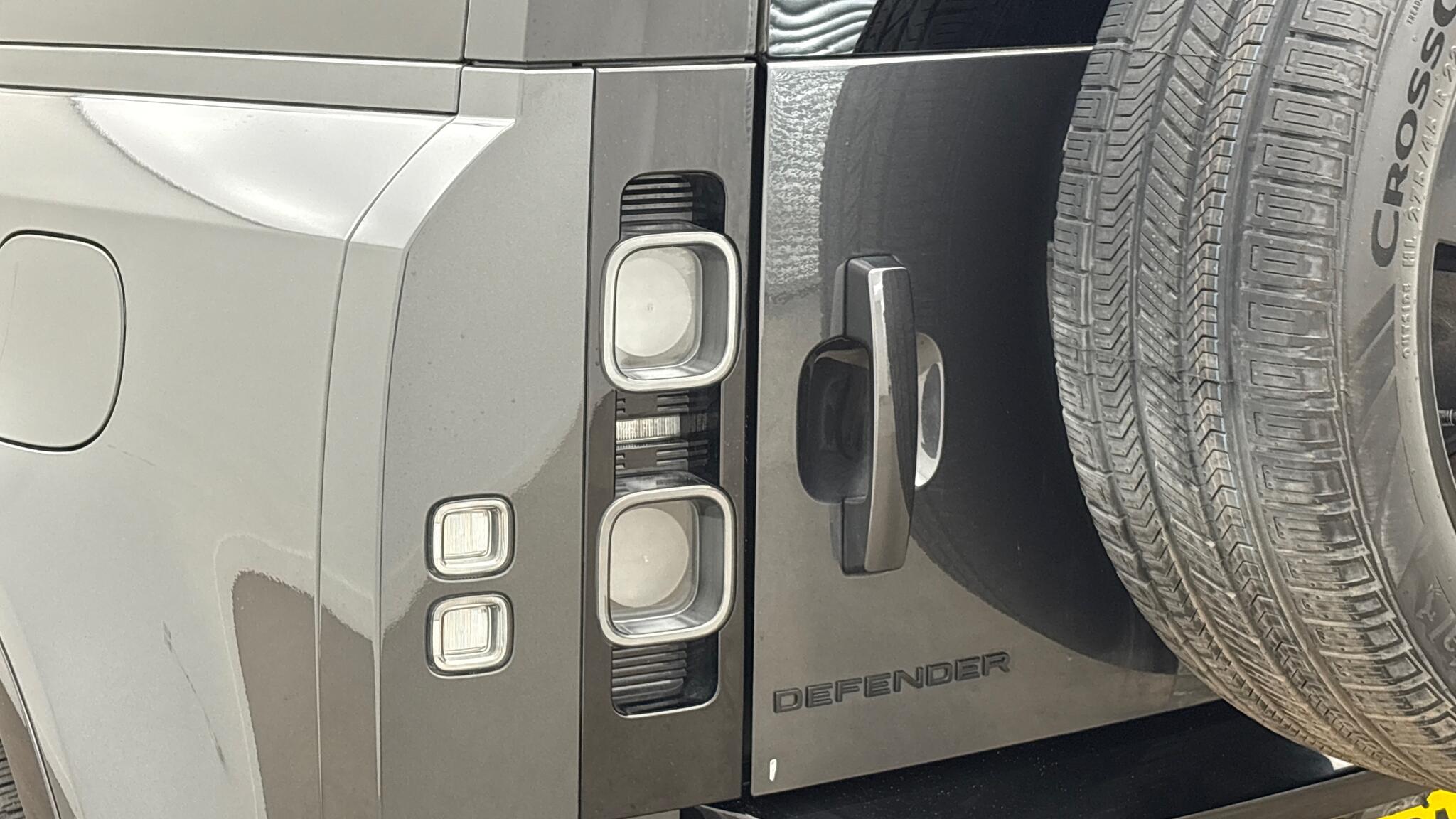 Land Rover Defender view 19