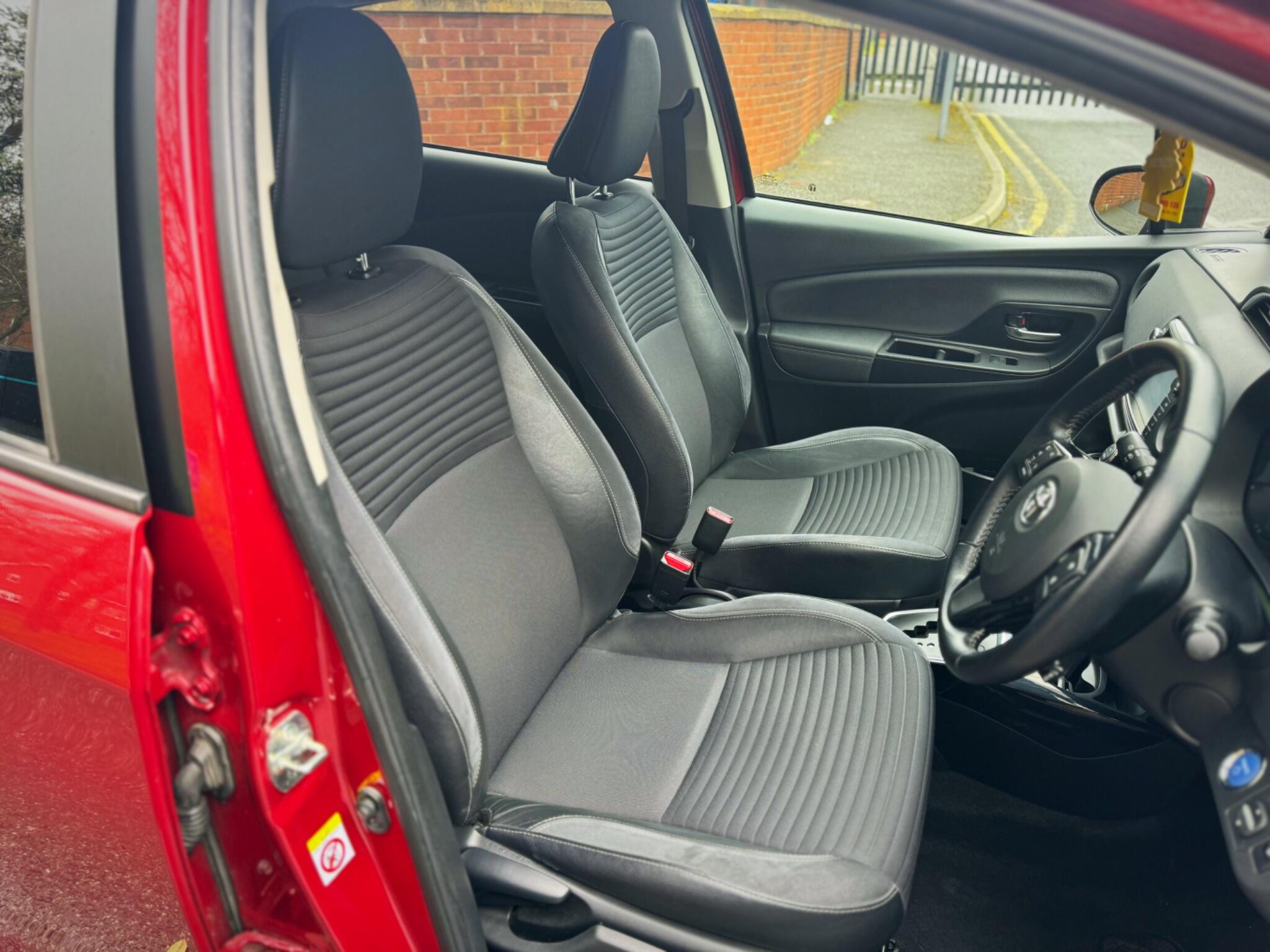 2017 Toyota Yaris 1.5 VVT-h Excel E-CVT Euro 6 (s/s) 5dr (15in Alloy) image 34