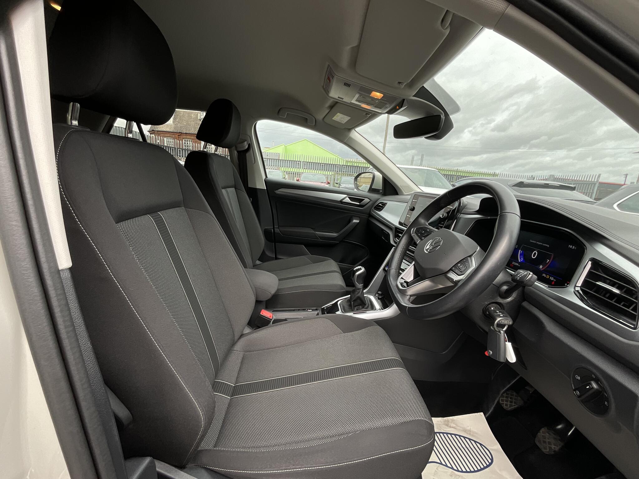 Volkswagen T-Roc view 9