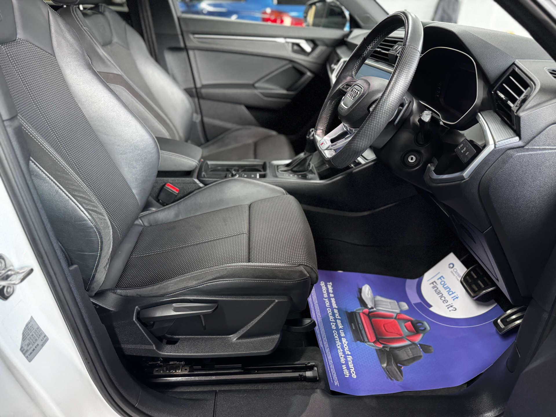 Audi Q3 view 32