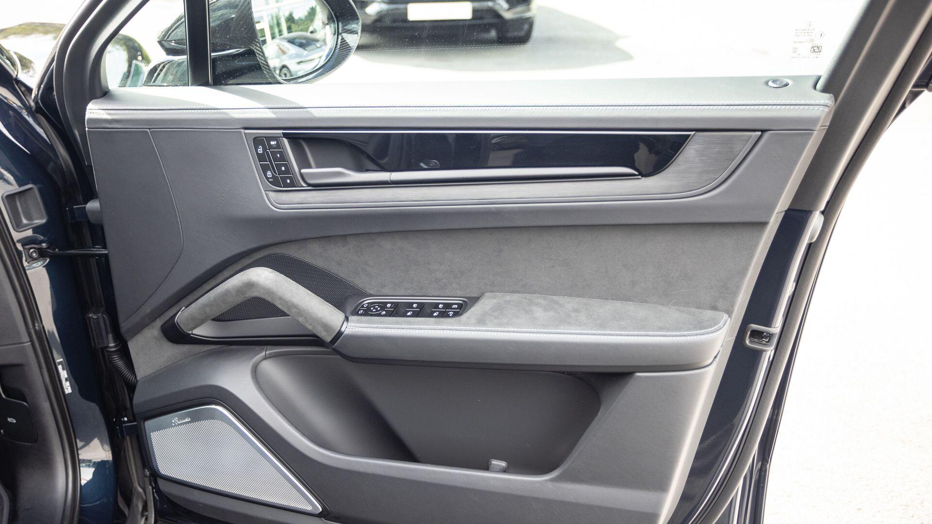 Porsche Cayenne view 22