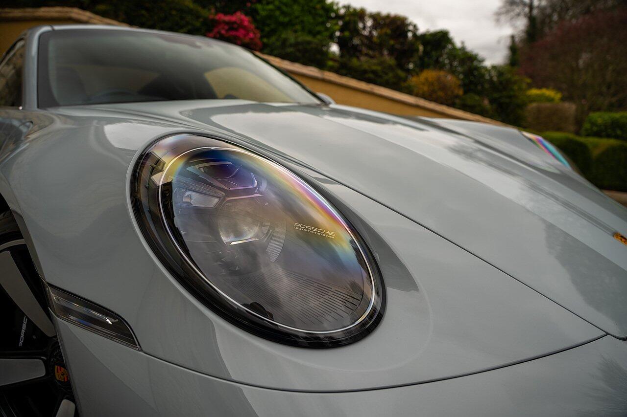Porsche 911 view 34