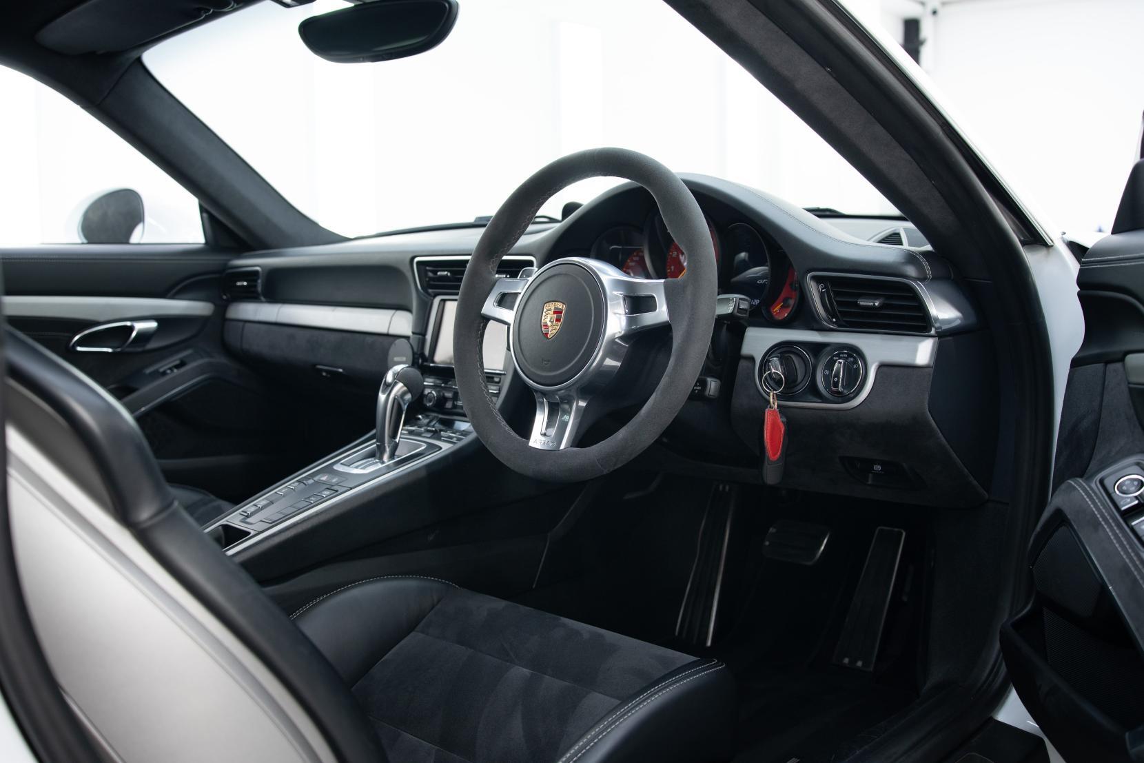 Porsche 911 view 4