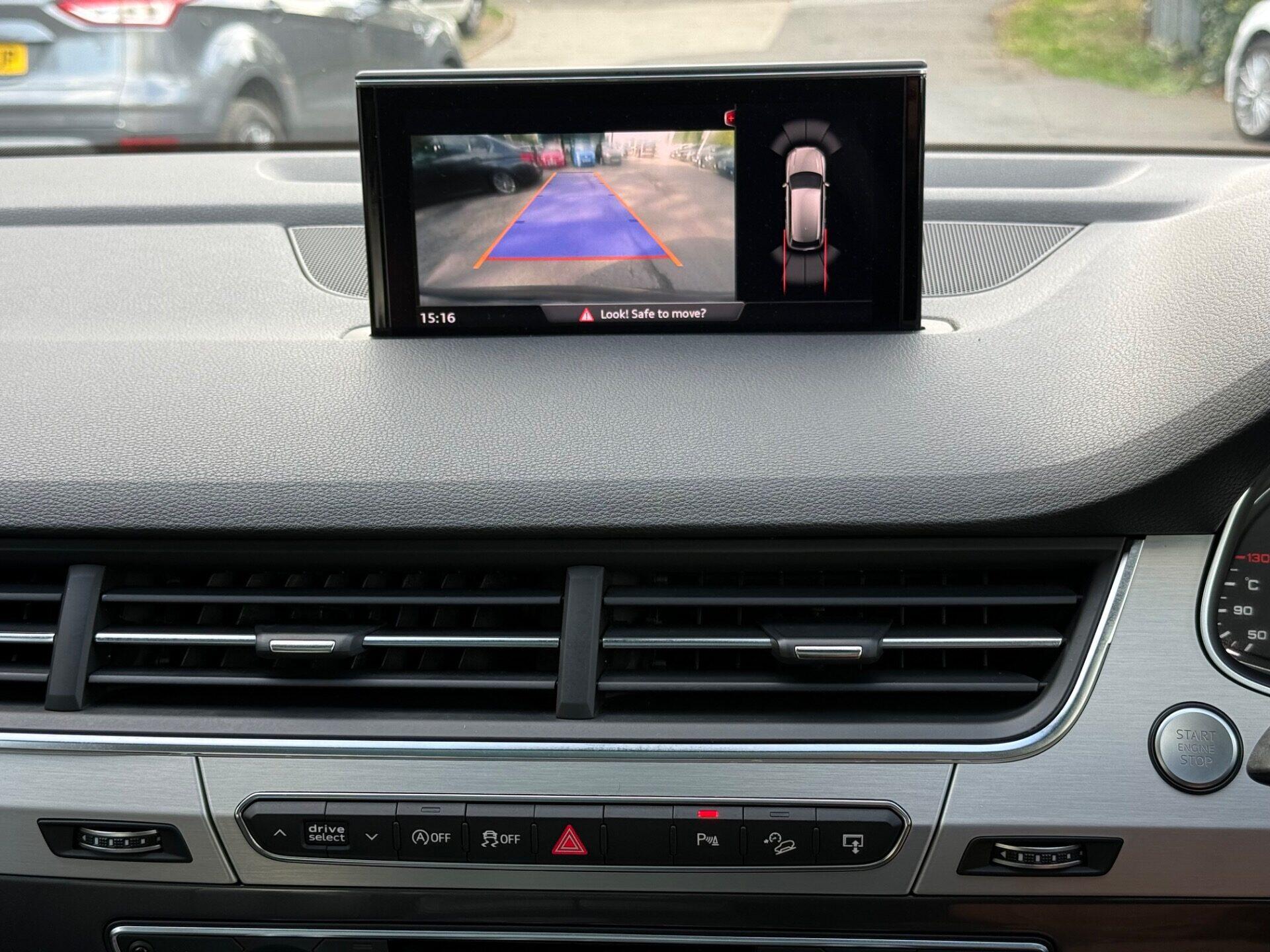Audi Q7 view 10