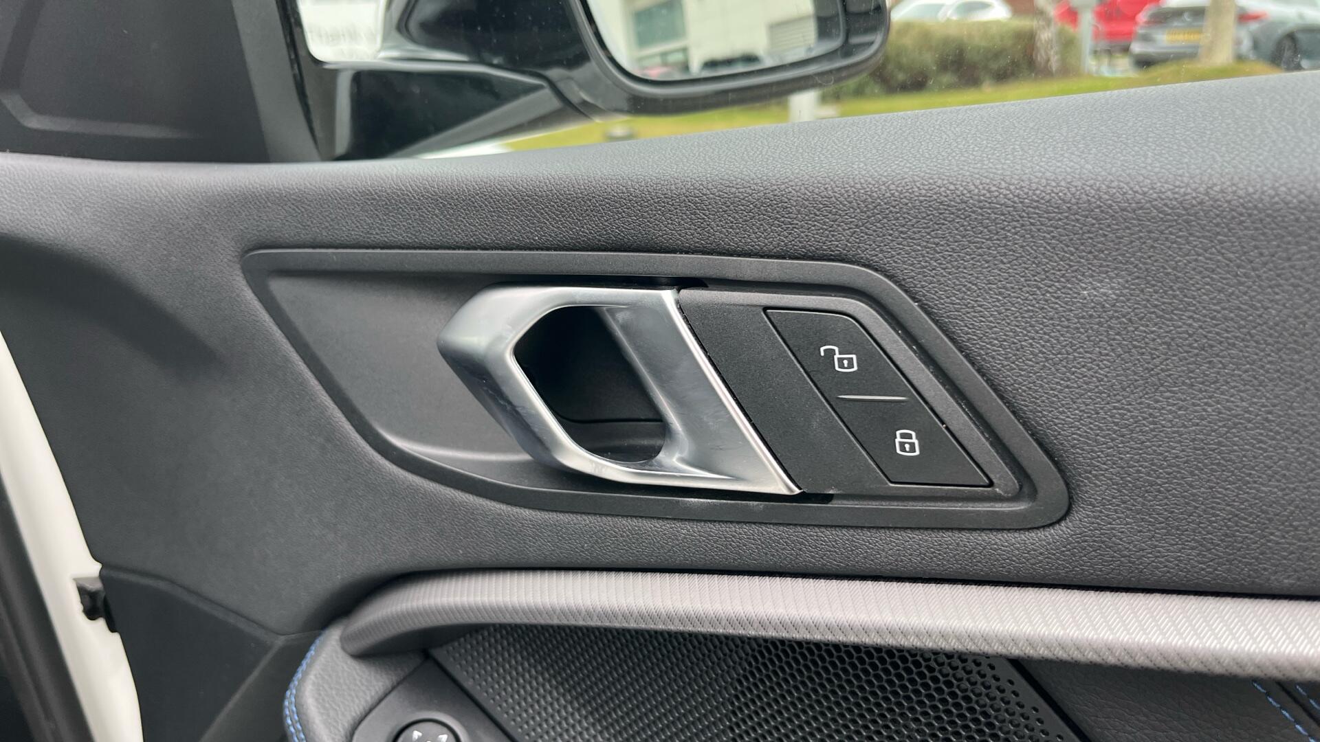 BMW 1 Series view 35