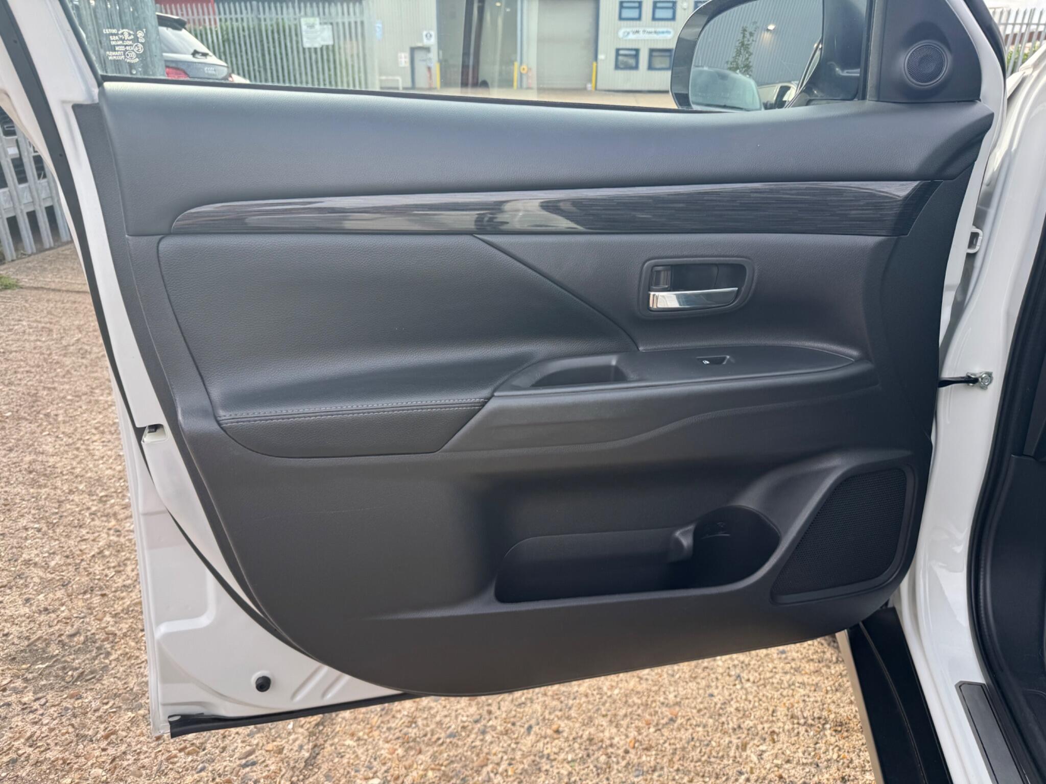 Mitsubishi Outlander view 34
