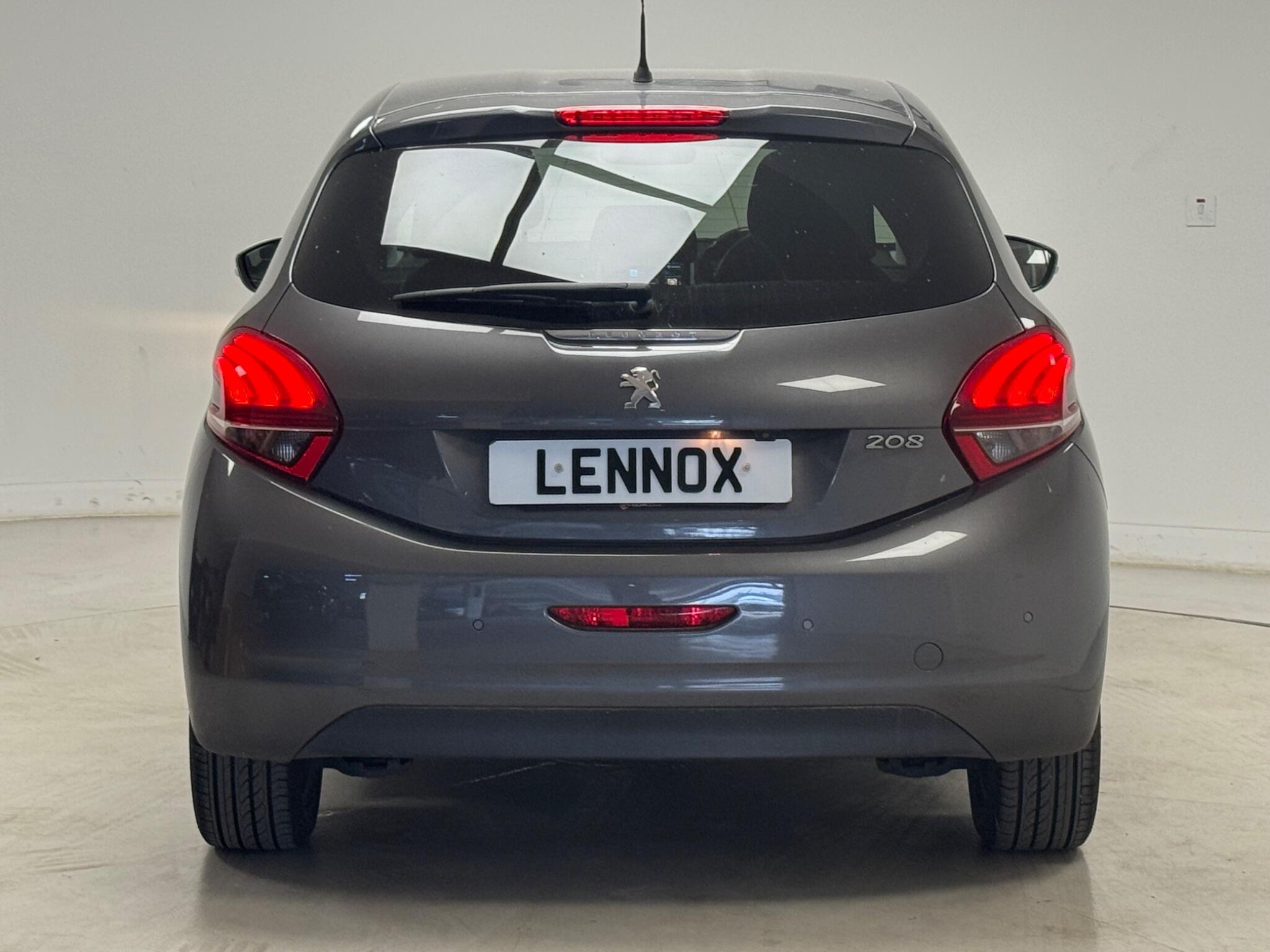 Peugeot 208 view 5