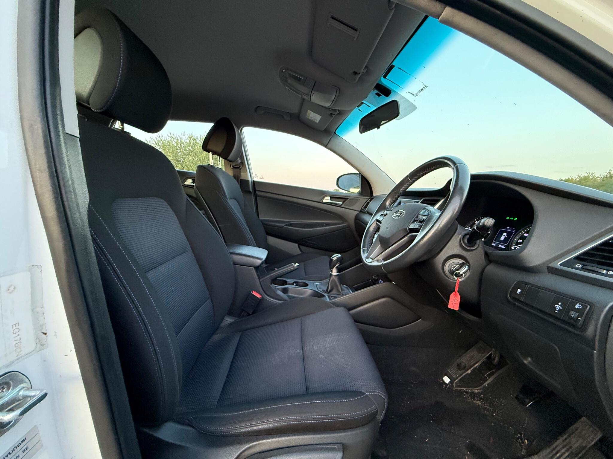 Hyundai TUCSON 2.0 CRDi Premium SE 4WD Euro 6 5dr — photo 36 of 102