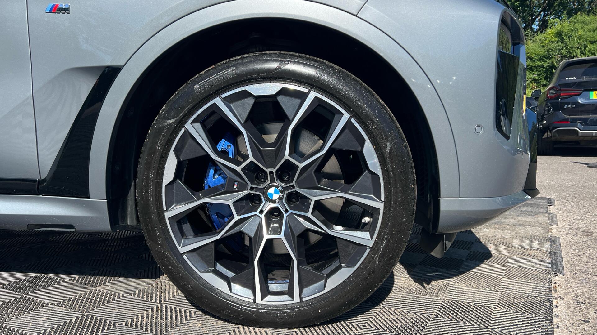 BMW X7 view 14