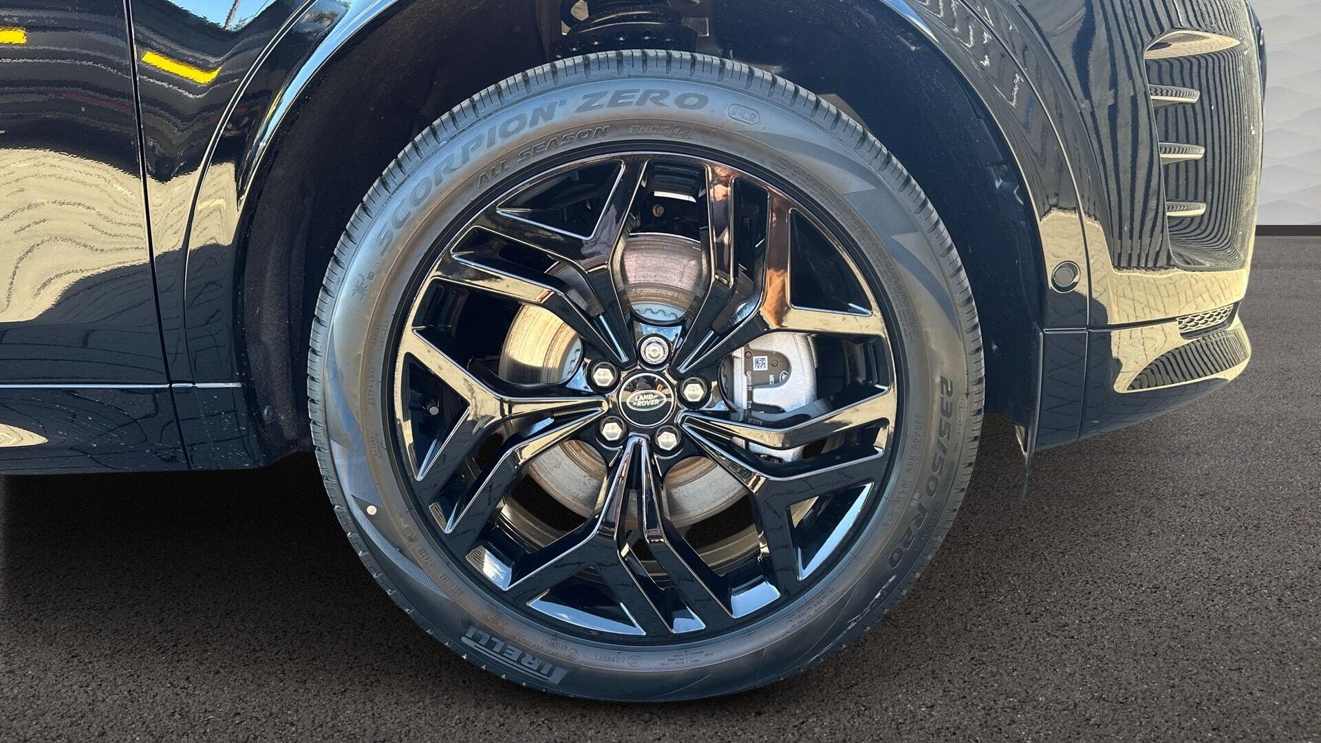 Land Rover Discovery Sport view 9