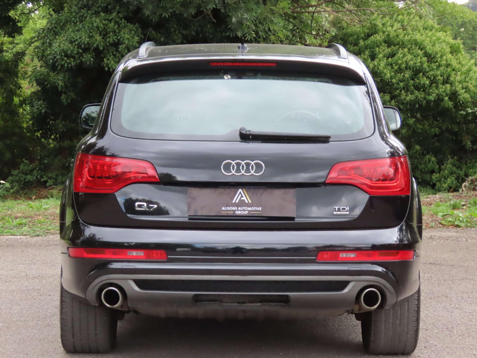 Audi Q7 view 5