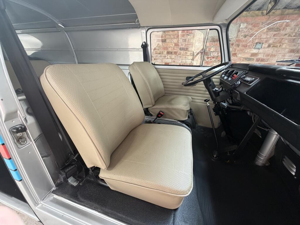 Volkswagen Transporter view 14