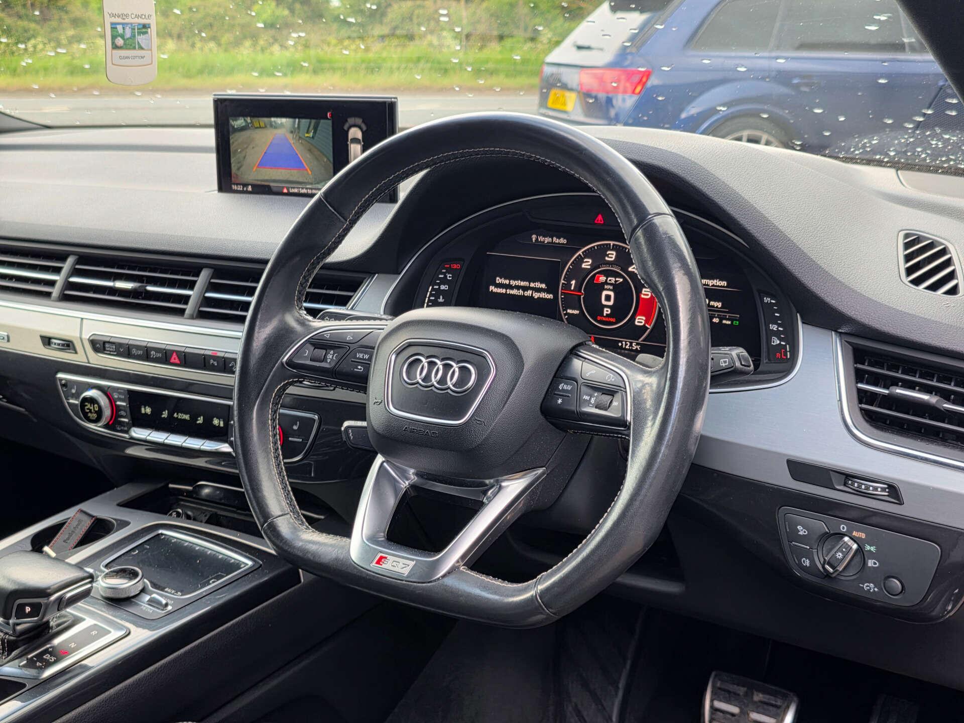 Audi SQ7 view 12