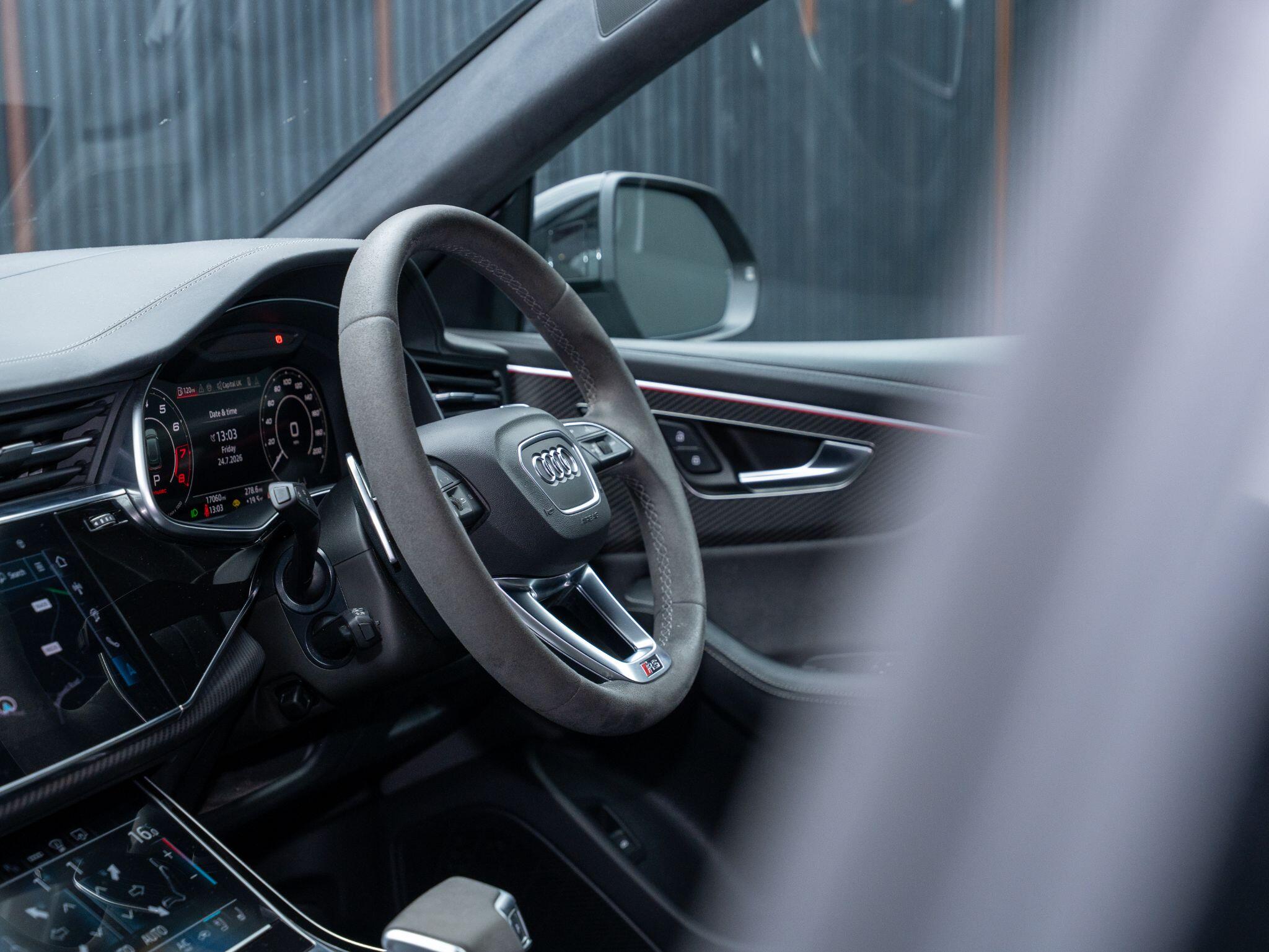 Audi RS Q8 view 38