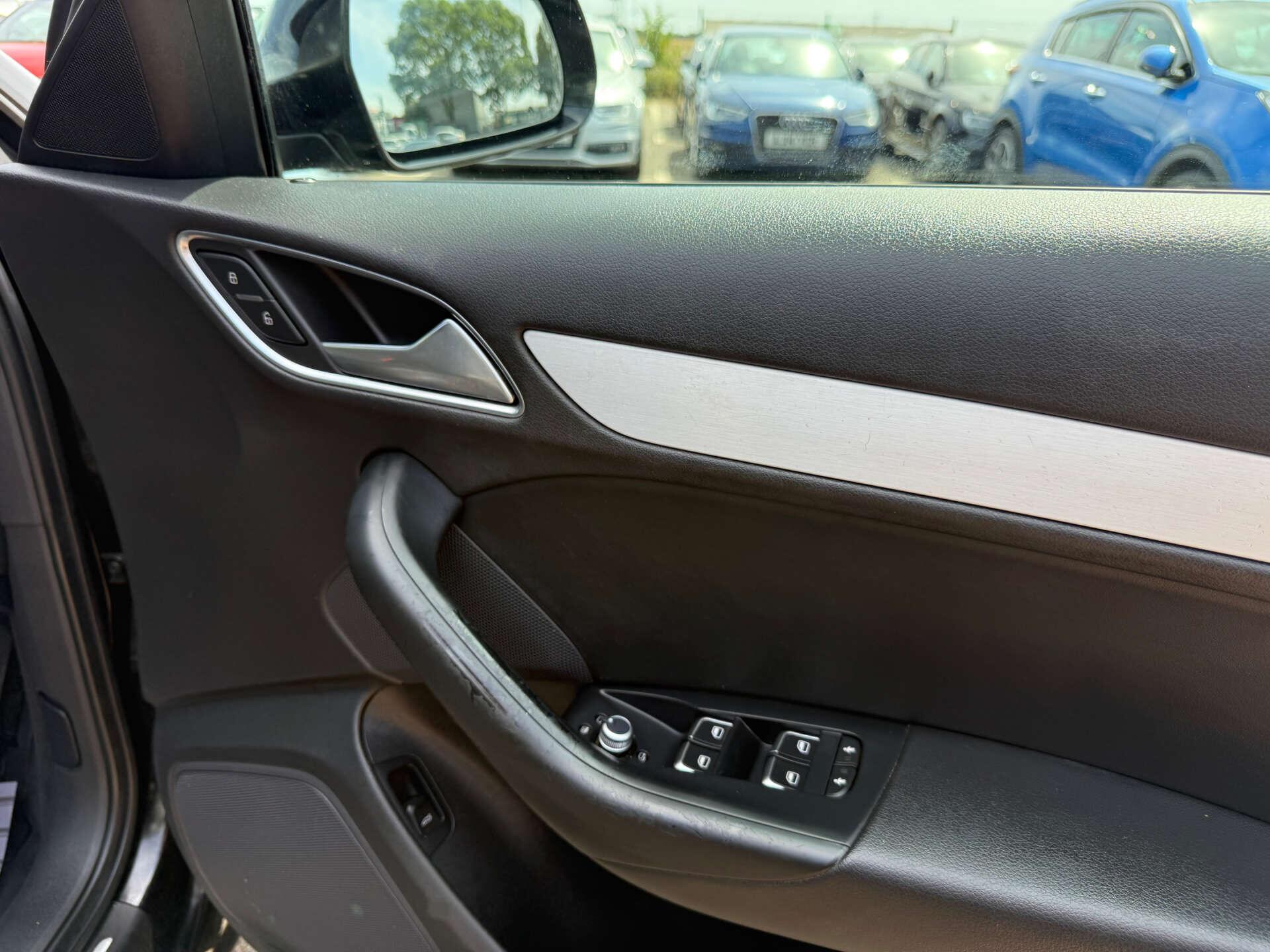 Audi Q3 view 32
