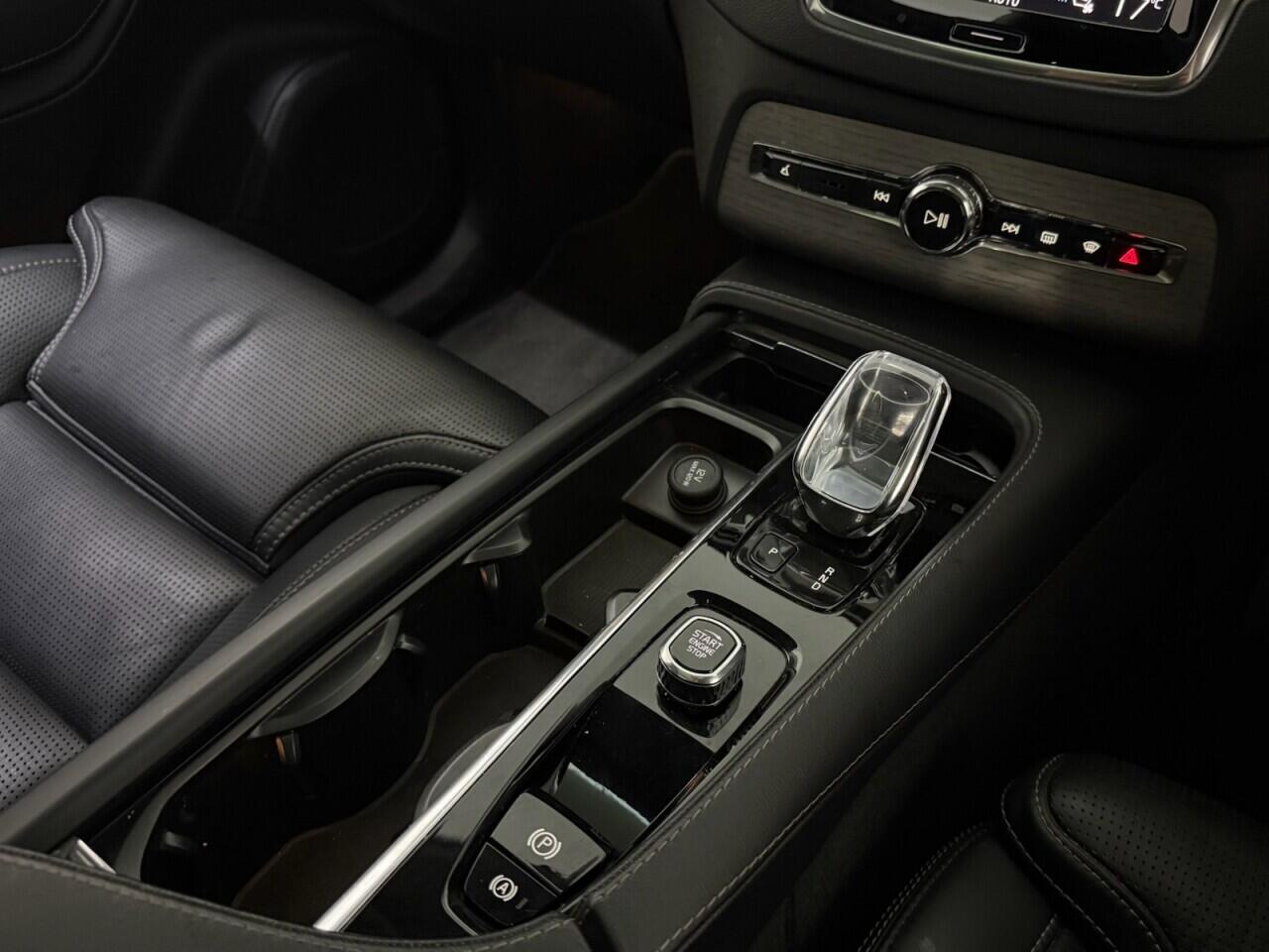 Volvo XC90 view 26