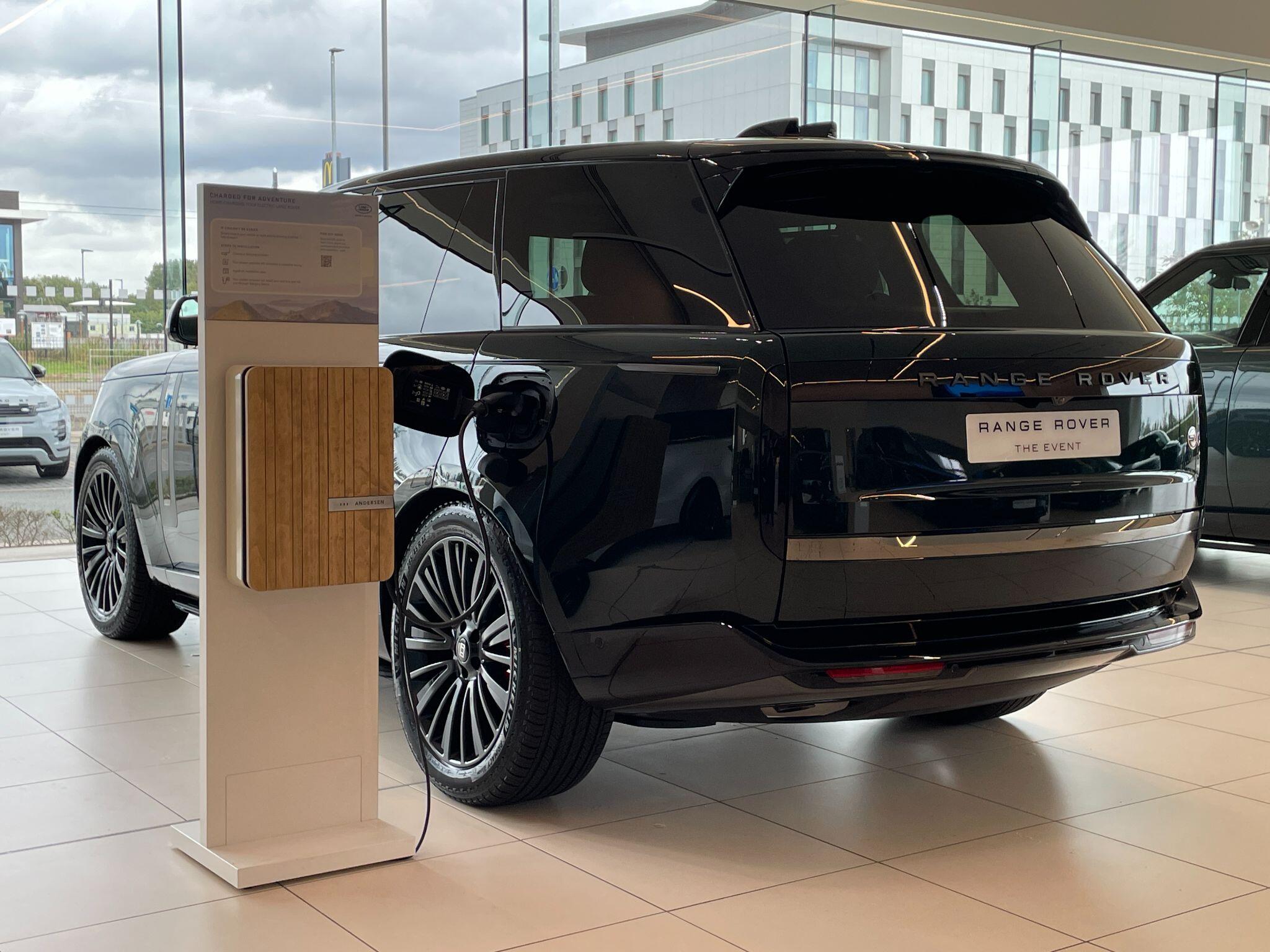 Land Rover Range Rover view 3