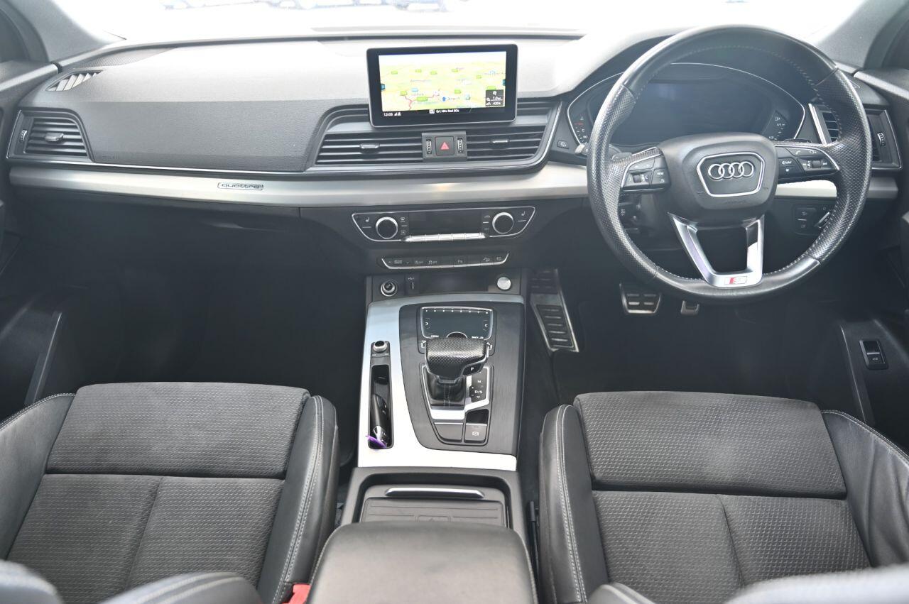 Audi Q5 view 18