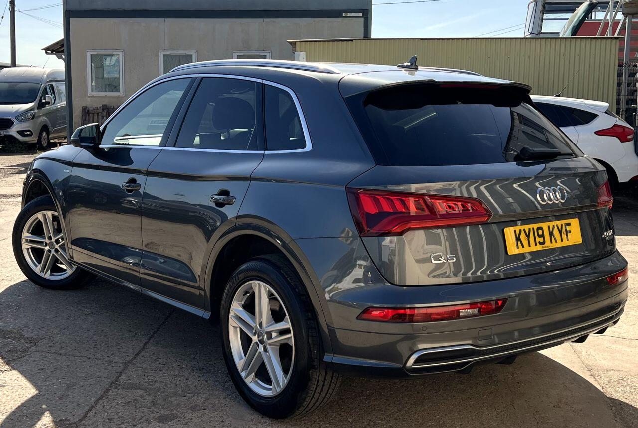 Audi Q5 view 4