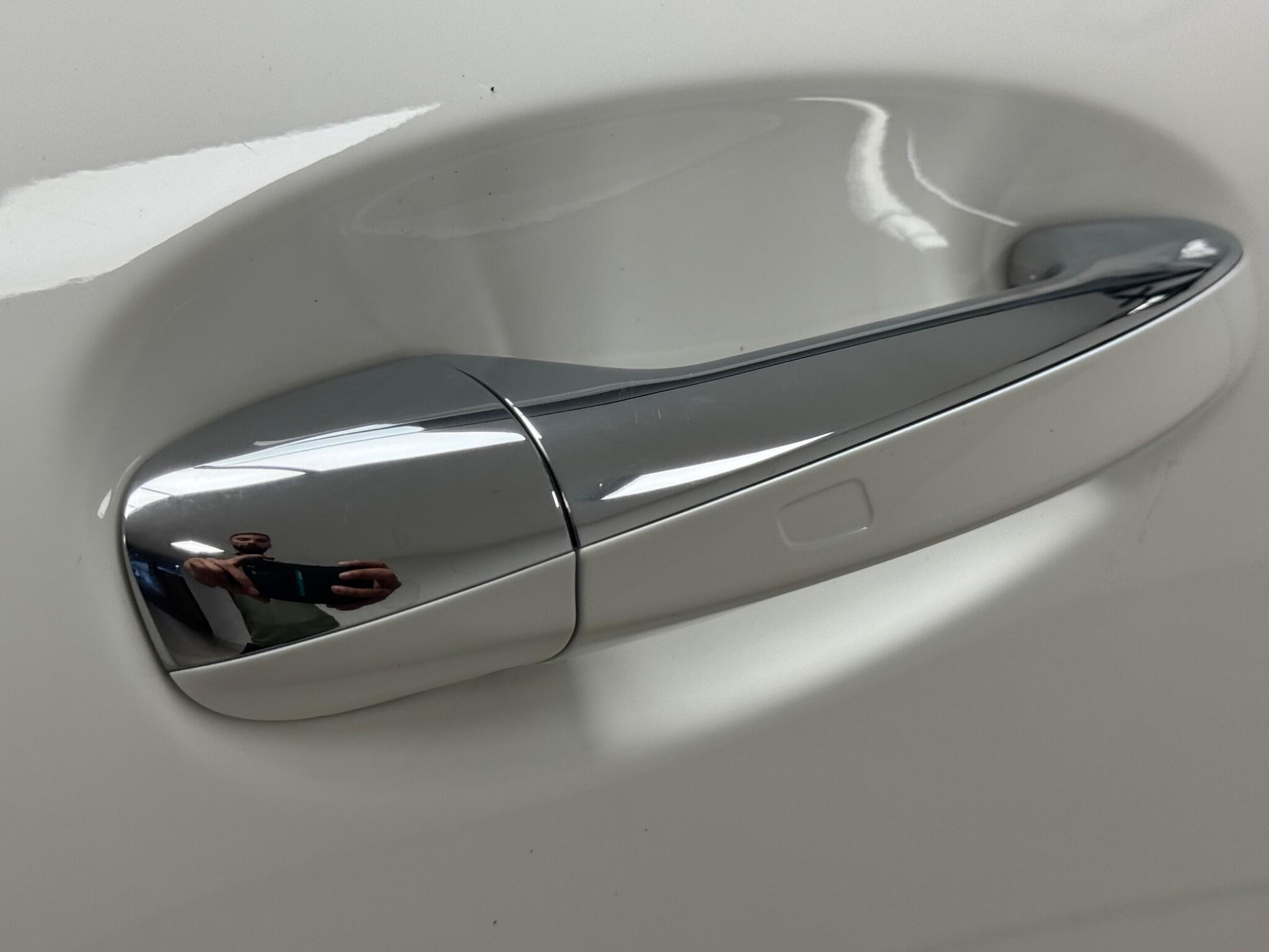 Mercedes-Benz Eqb view 28