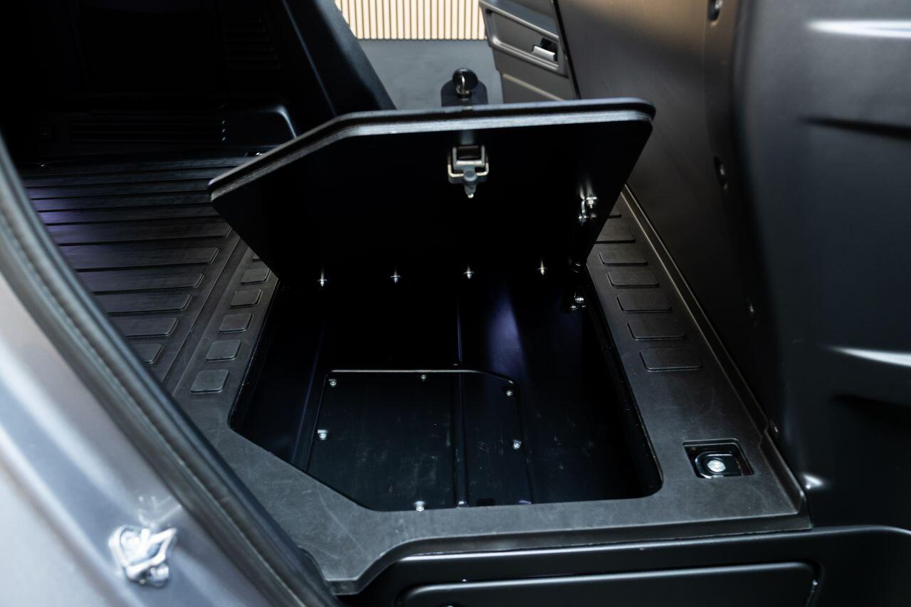 Land Rover Defender 110 view 17