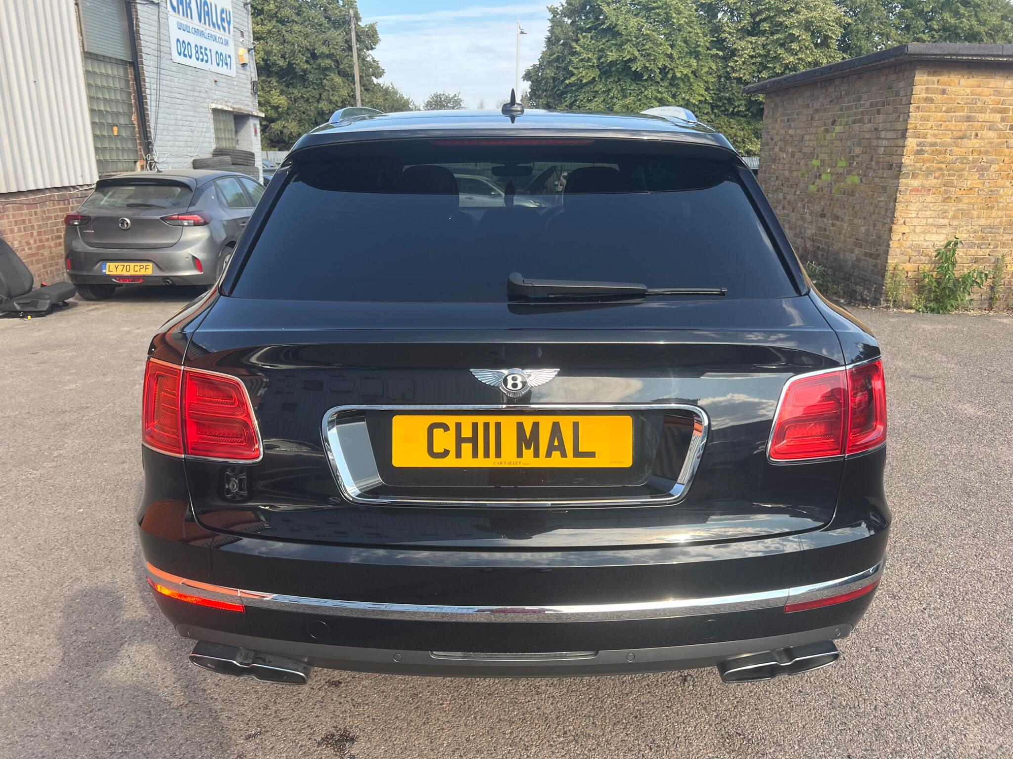 Bentley Bentayga view 8