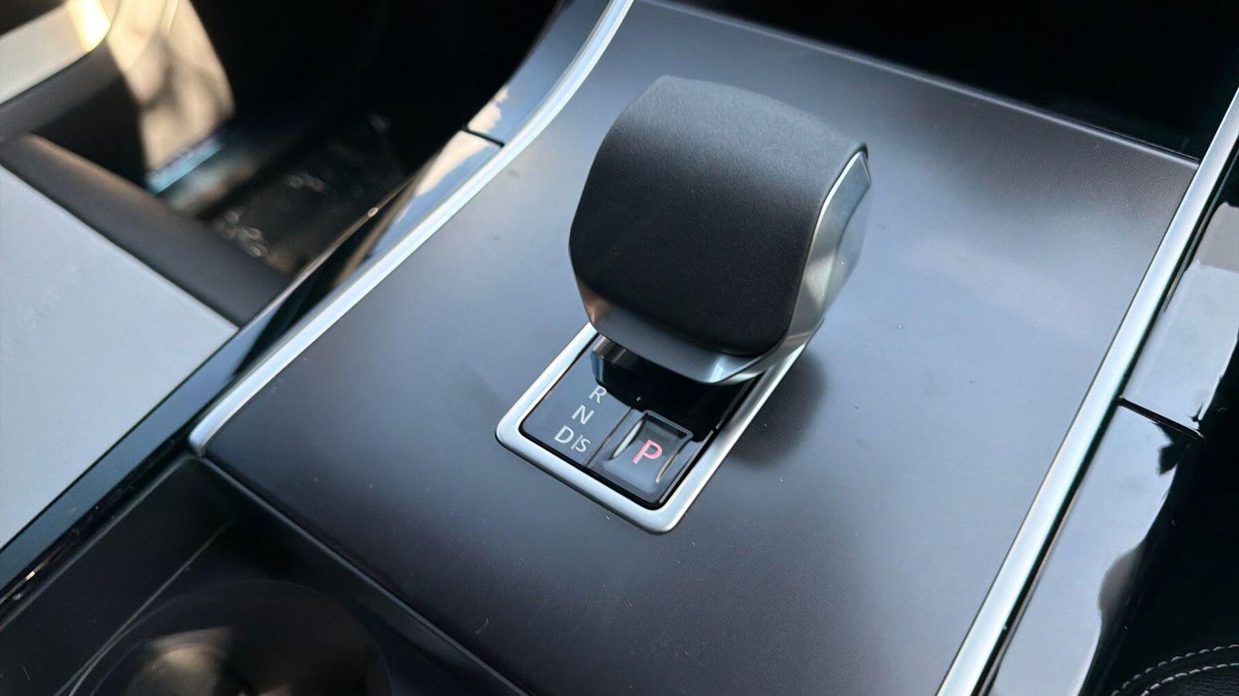 Land Rover Range Rover Velar view 13